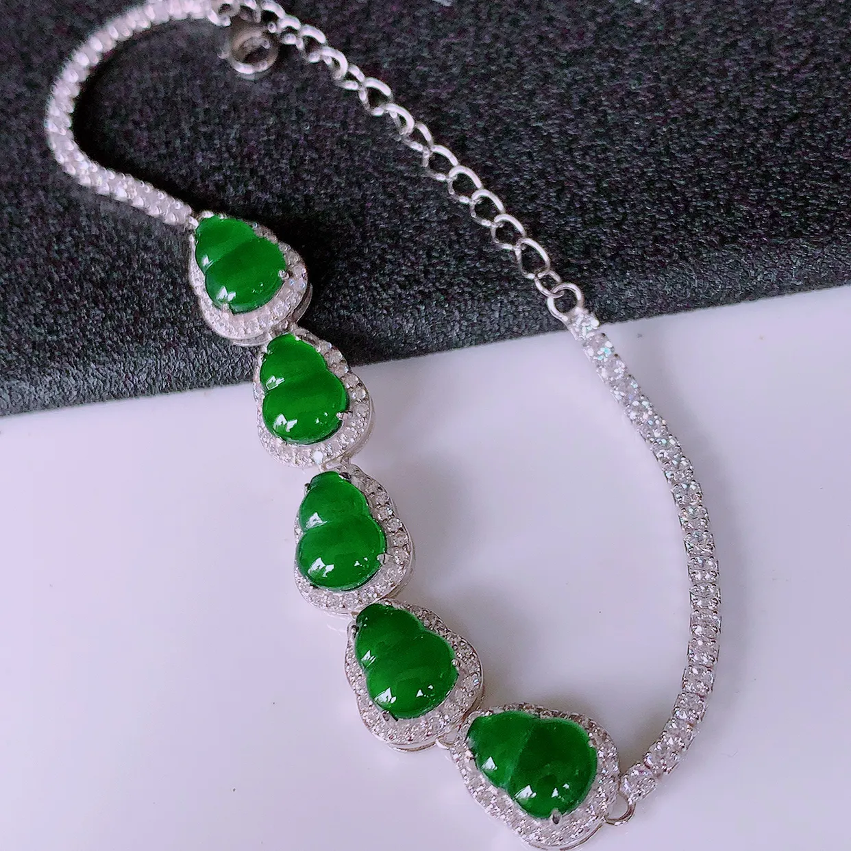 冰透满绿翡翠925银镶嵌葫芦手链，自然光实拍，翠色灵动，颜色漂亮，种老水足，品相佳，佩戴佳品！#97.29葫芦取一整体10.5-8.5-5.5裸石8*5.8