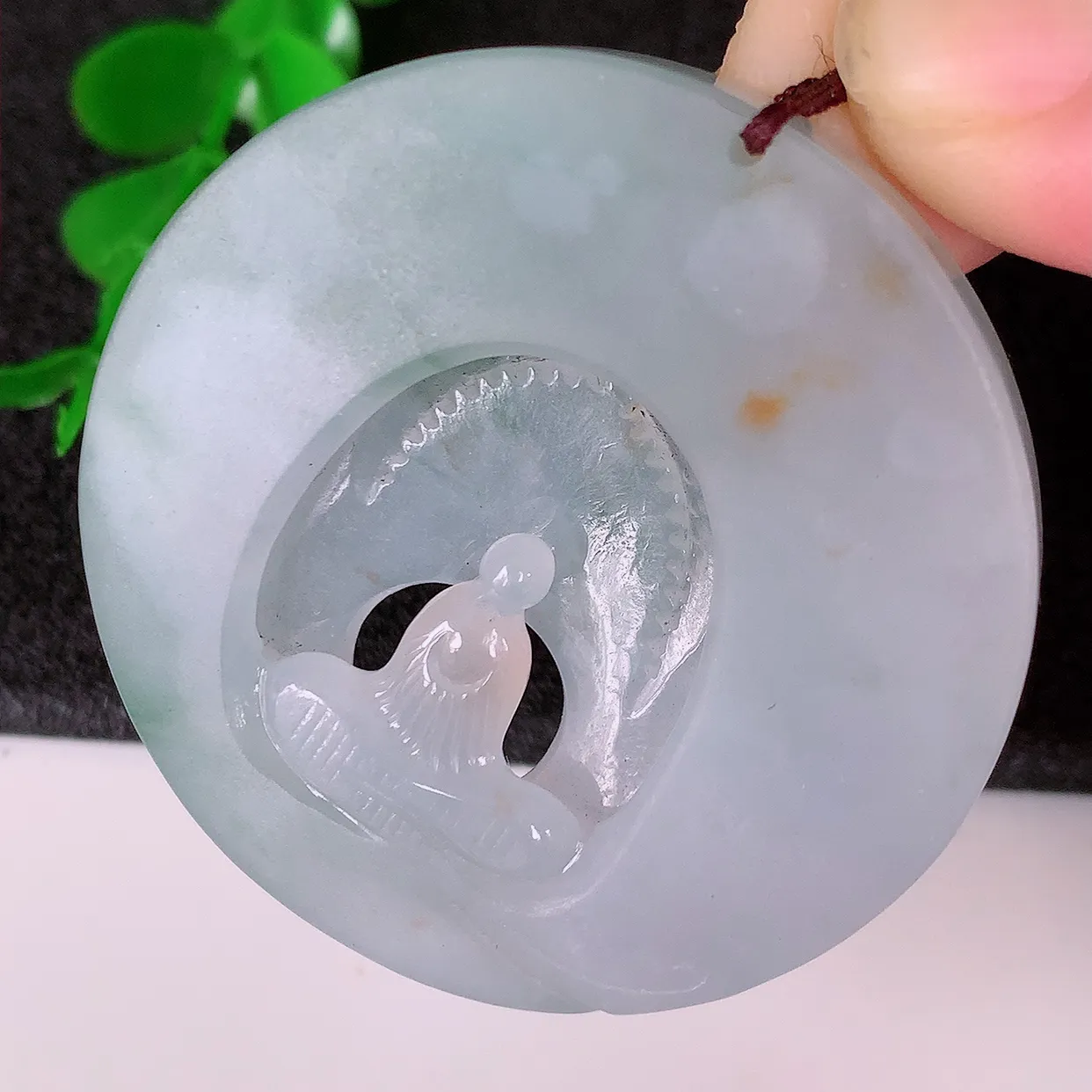 自然光实拍，特色镂空雕冰黄加绿翡翠悟道吊坠，翡翠悟道寓意“祥和，安宁，吉祥，幸福”，佩戴效果优雅迷人，性价比超高！#60.29