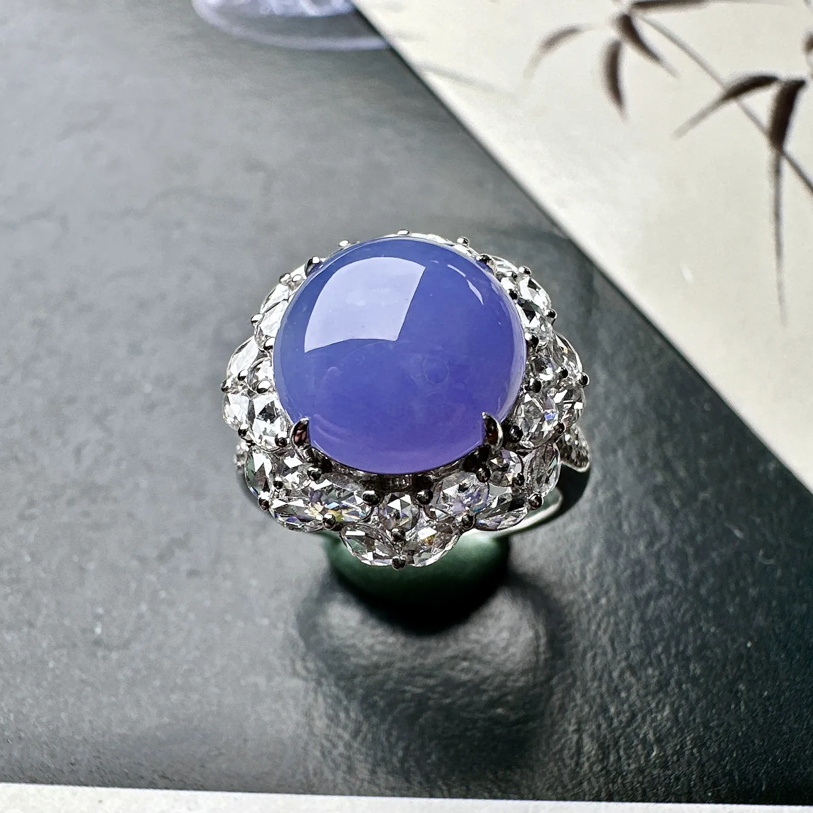 【冰种紫蛋面戒指】饱满度很好，无纹无裂，晶莹剔透，起刚性光泽，可收藏。18k金钻镶嵌，裸石尺寸11.