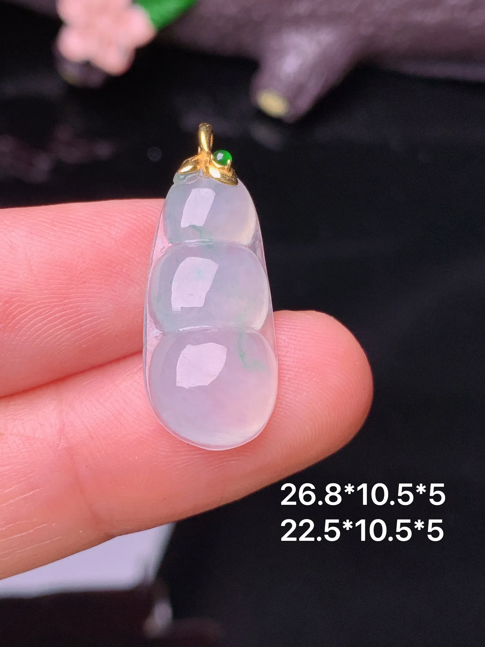 18k金镶嵌冰种四季豆吊坠 玉质细腻 色泽清新艳丽  整体尺寸26.8*10.5*5