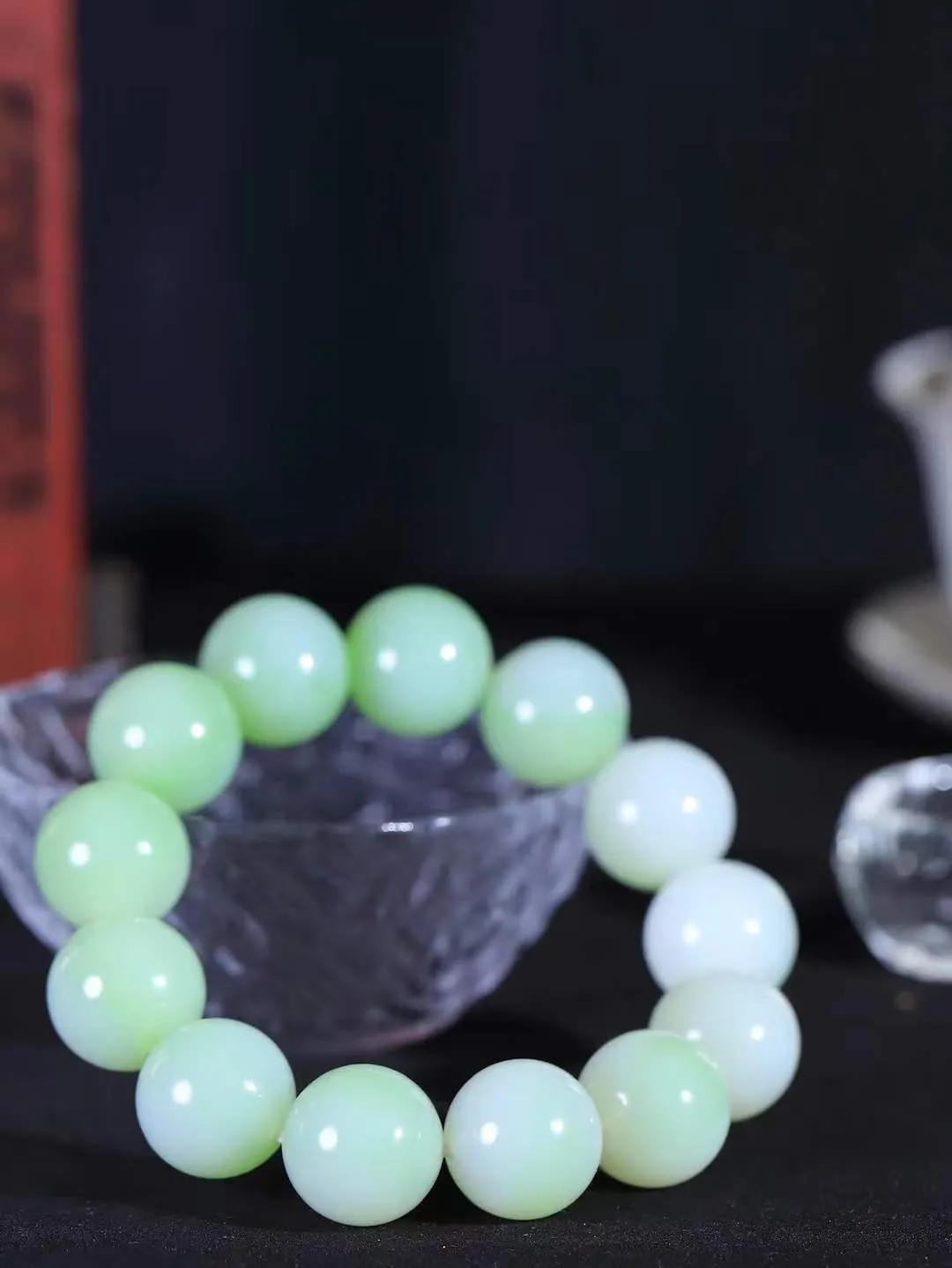 【珠圆玉润.手串】

典藏级臻品️和田玉翠青珠圆玉润手串 玉质温润细腻  整串打磨圆润，佩戴舒适。珠珠落玉盘，间关莺语花底滑，一生美好时光，无论身在何处，都有它相伴相守。事事顺遂，幸福美满，吉祥如意。重116克 尺寸取一18mm  FDA-22120233