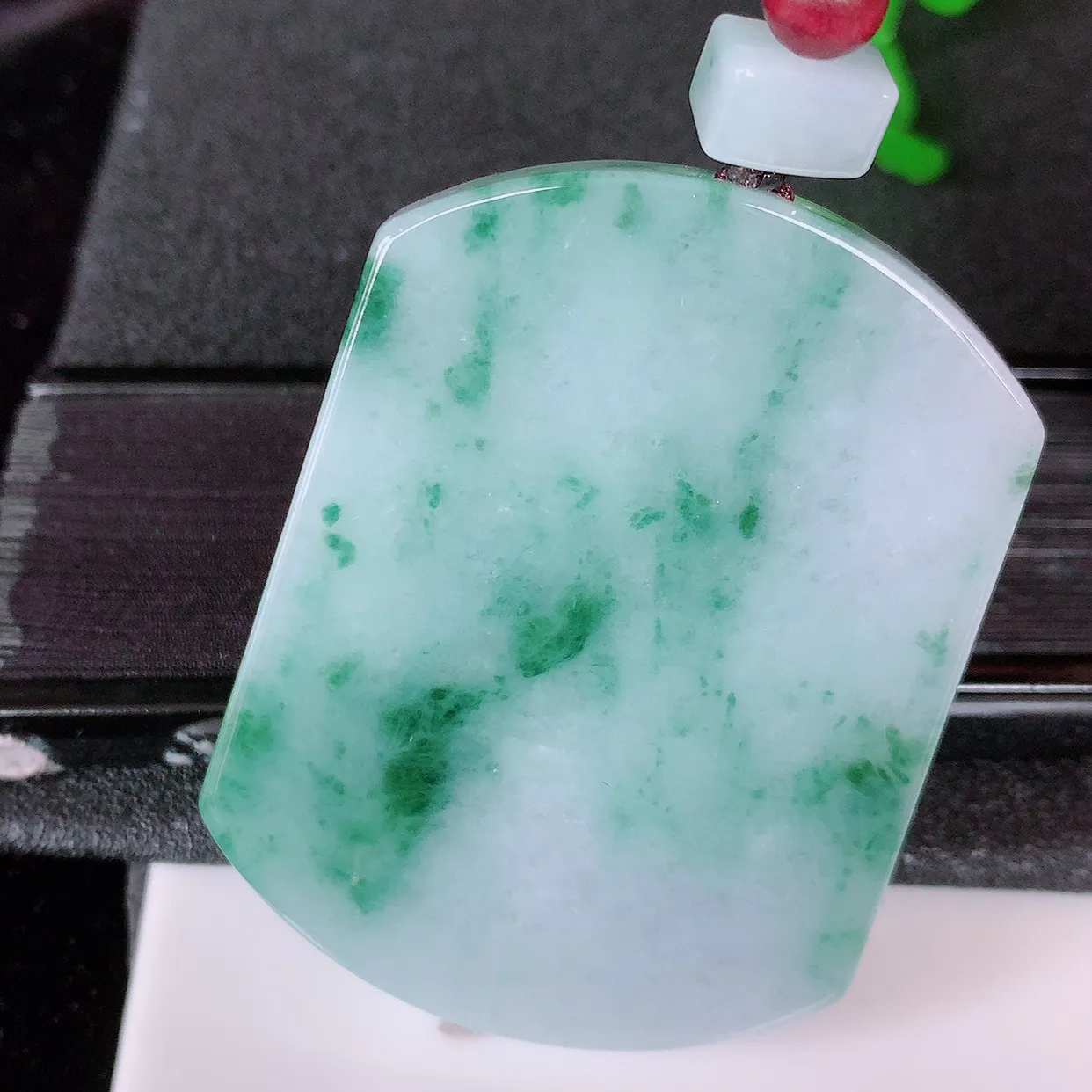 自然光实拍，冰润飘花翡翠平安无事牌吊坠，平平安安，无事牌翠色灵动，佩戴平安时尚！#46.29