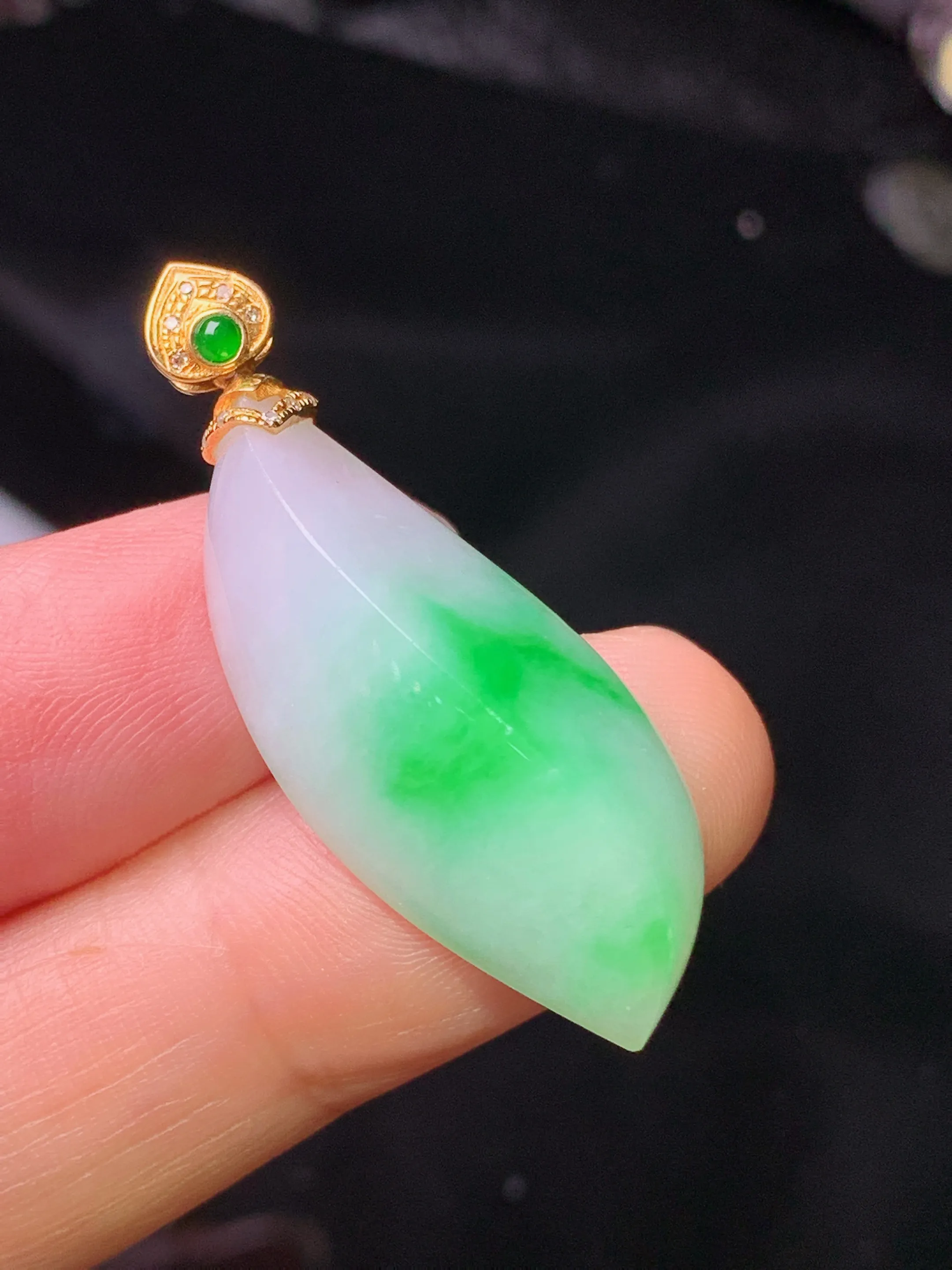 18k金钻镶嵌飘绿随形吊坠 玉质细腻 色泽清新艳丽  整体尺寸37.5*13.5*9.2