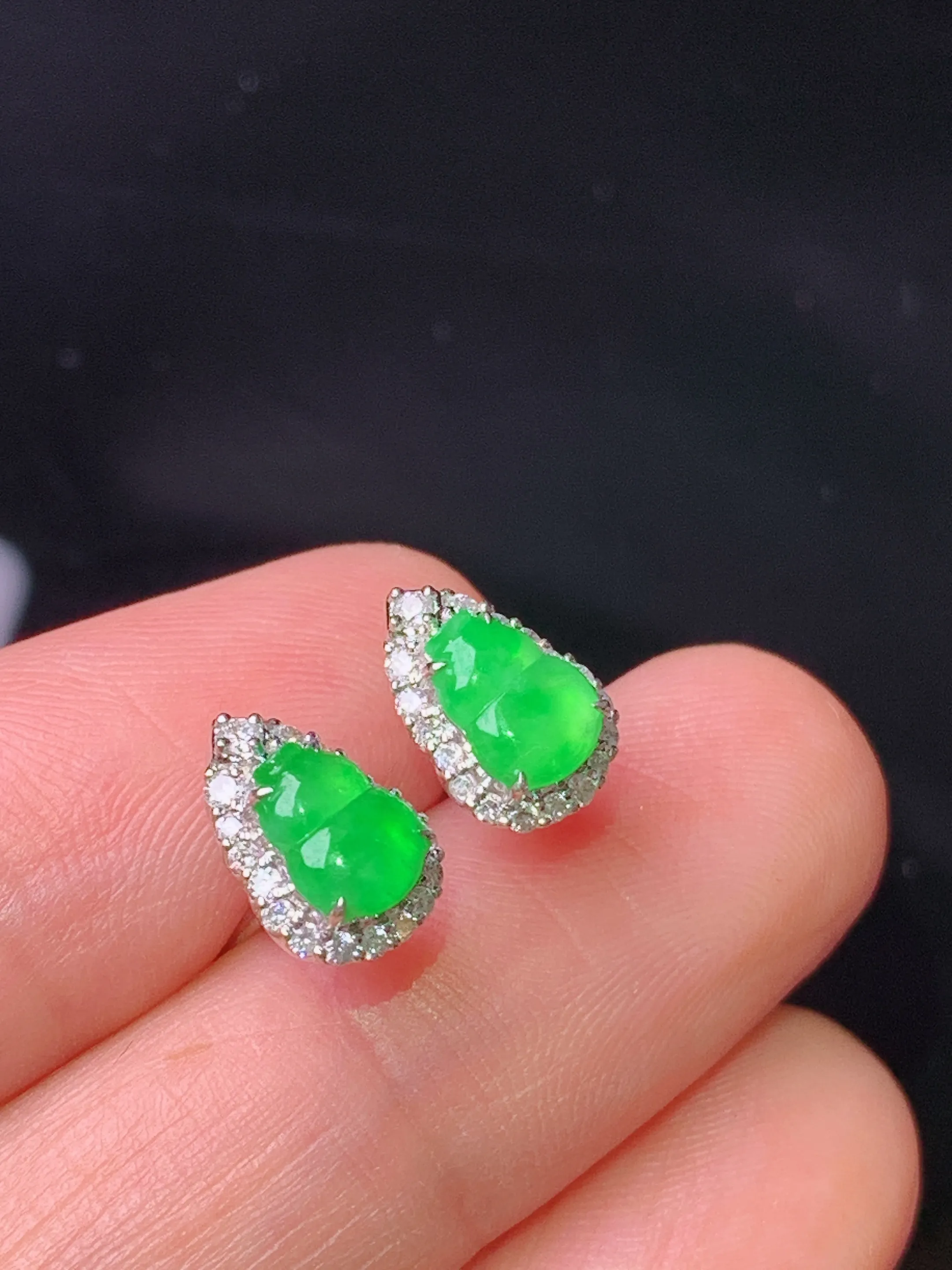 18k金钻镶嵌满绿葫芦耳钉 玉质细腻 色泽清新艳丽 整体尺寸9.6*6.8*5.3