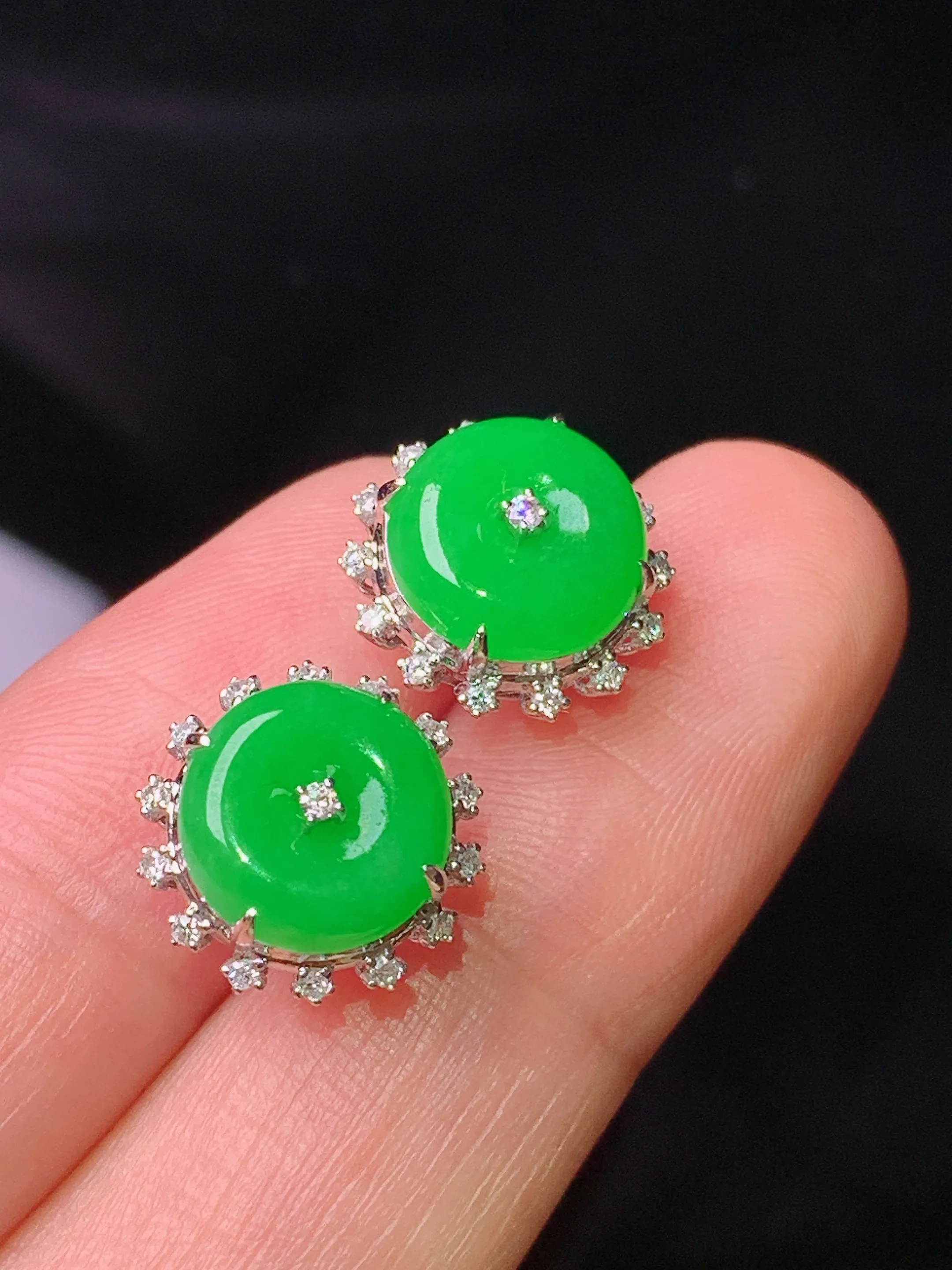 18k金钻镶嵌满绿平安扣耳钉 吊坠 玉质细腻 色泽清新艳丽 整体尺寸12*6