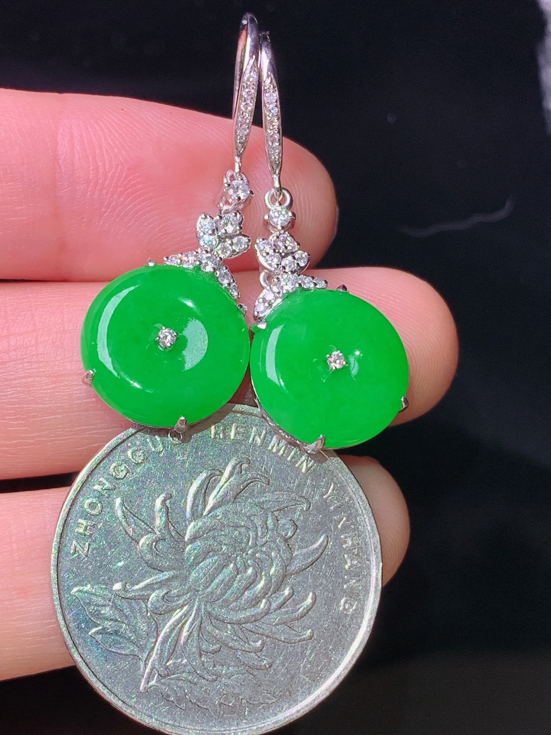 18k金钻镶嵌满绿平安扣耳坠 玉质细腻 色泽清新艳丽 整体尺寸35*12.2*4.6