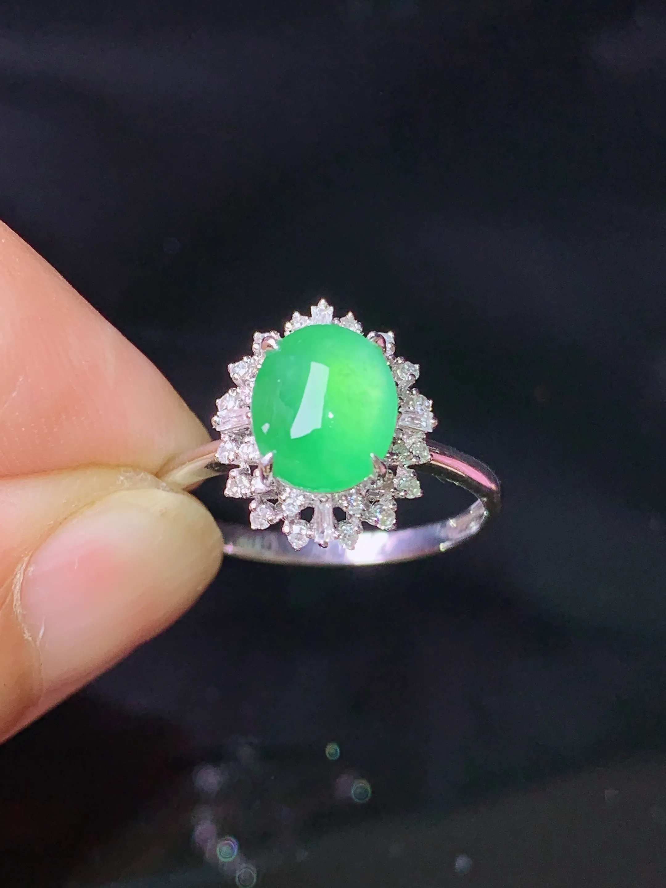 18k金钻镶嵌翠绿蛋面戒指 玉质细腻 色泽清新艳丽 圈口14.5 整体尺寸12.5*10.7*8.3