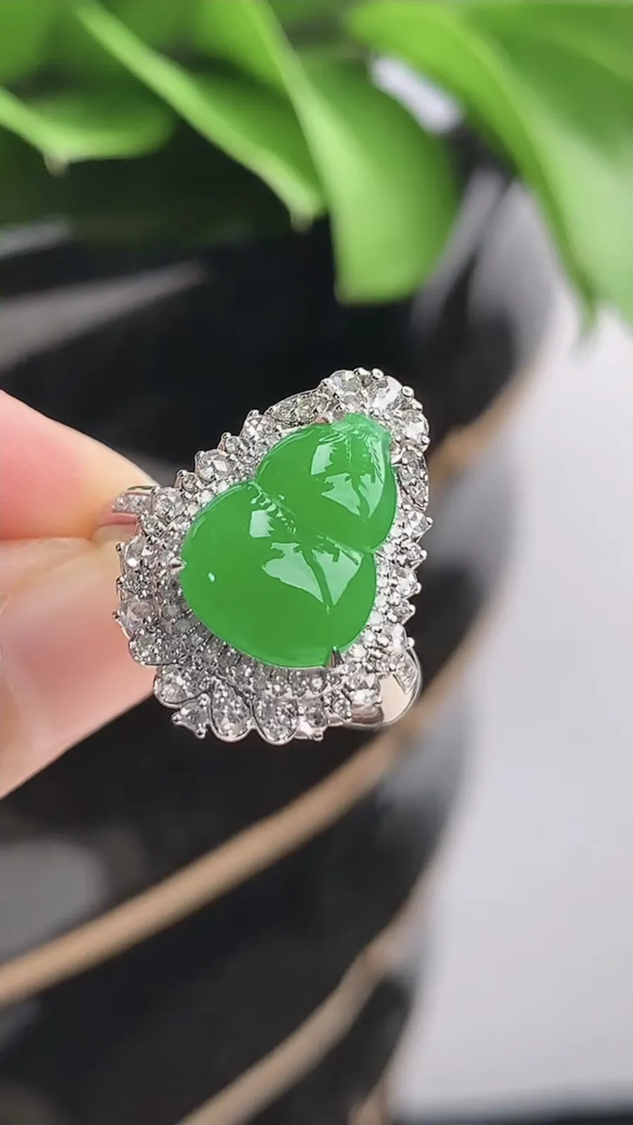 a货翡翠老坑冰种18K金伴钻镶嵌阳绿葫芦戒指吊坠两用款 圈口17.4裸石尺寸12×9mm 重量5.64g 1202