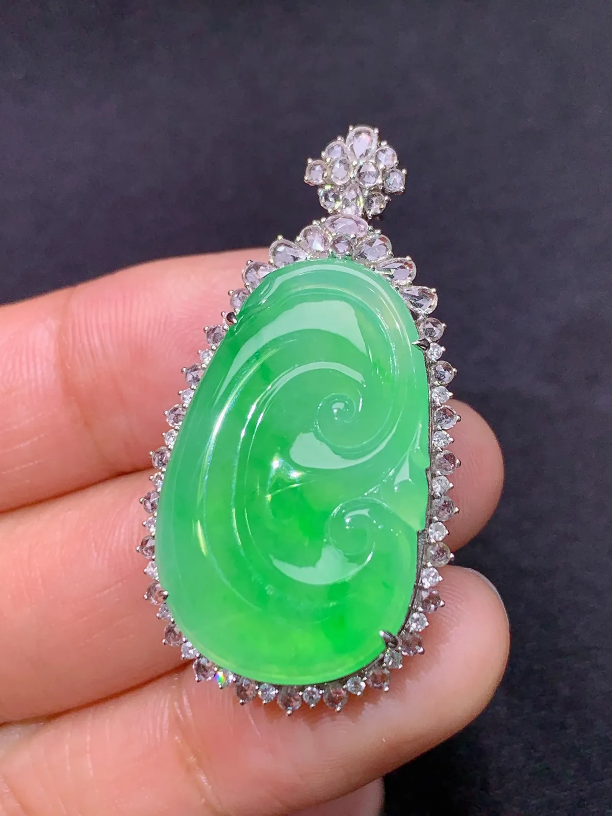 甜绿如意吊坠，18k金镶嵌，色泽鲜阳，冰润细腻，种水足 尺寸39*21.5*8.2