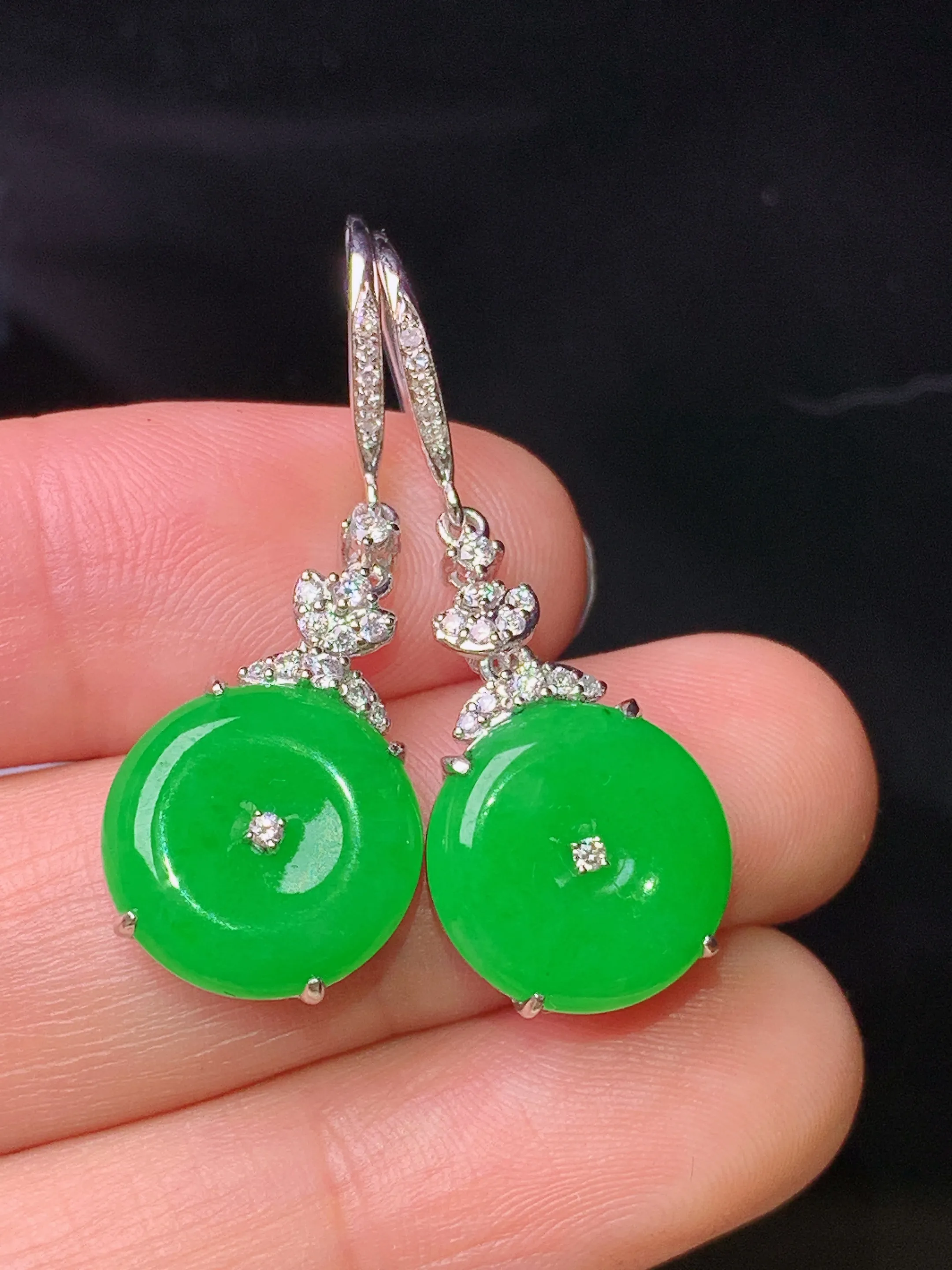 18k金钻镶嵌满绿平安扣耳坠 玉质细腻 色泽清新艳丽 整体尺寸35*12.2*4.6