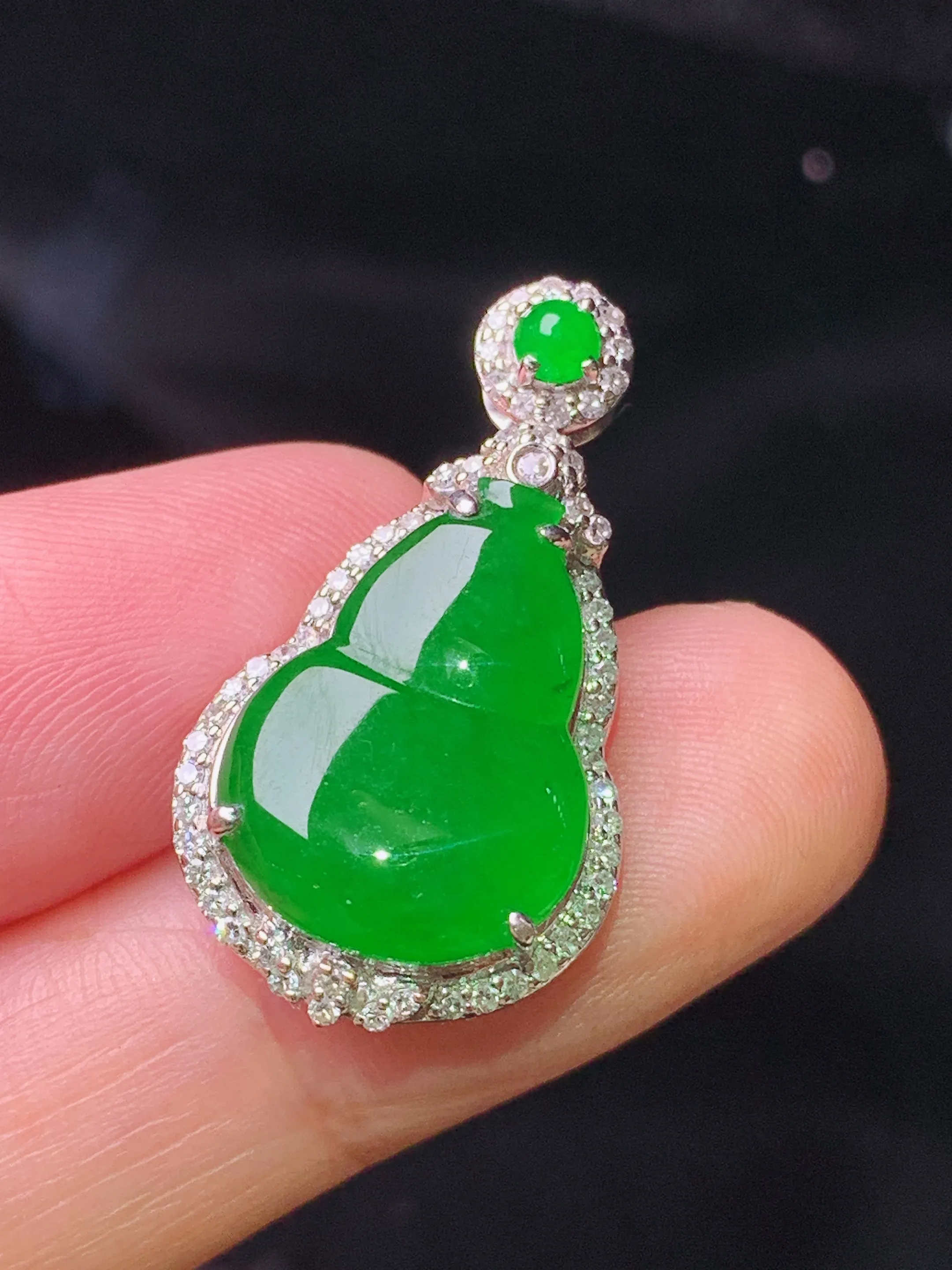 18k金钻镶嵌满绿葫芦吊坠 玉质细腻 色泽清新艳丽  整体尺寸27.6*15.2*7.3
