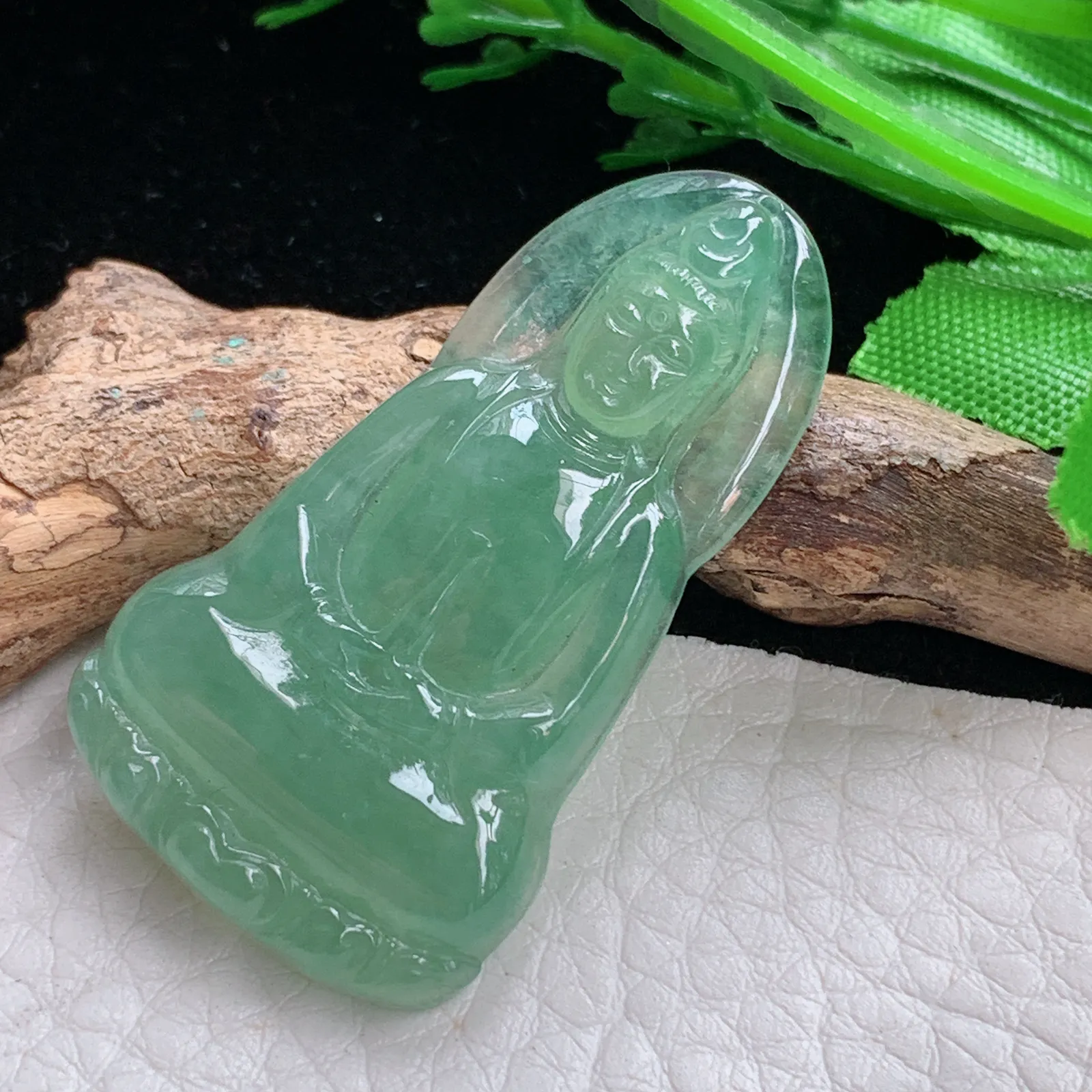 gp自然光41.6*23.6*4.6天然缅甸翡翠冰油绿玉扣素衣观音 玉观音玉吊坠