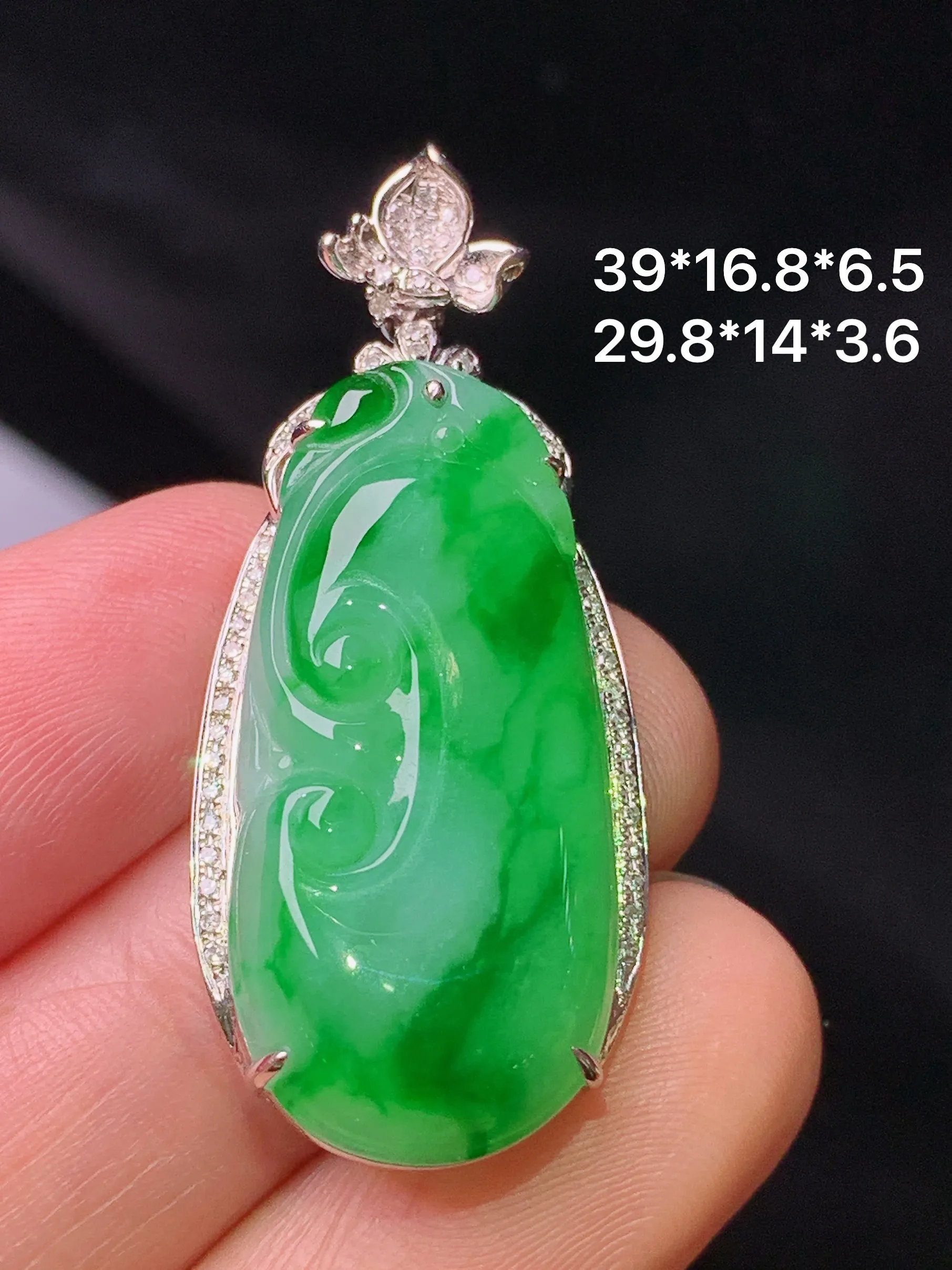 18k金钻镶嵌翠绿如意吊坠 玉质细腻 色泽清新艳丽  整体尺寸39*16.8*6.5