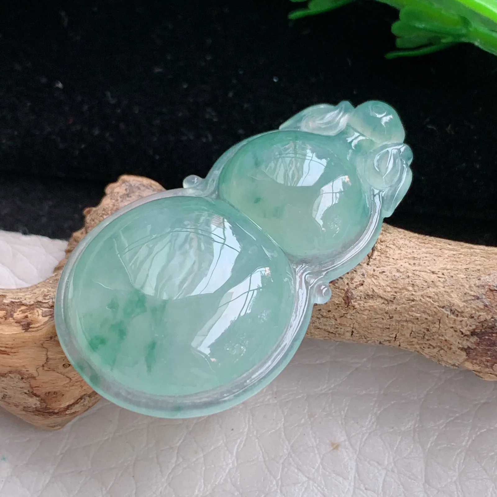 gp自然光37*21.8*6.2天然缅甸翡翠冰晴绿饱满飘花葫芦玉吊坠