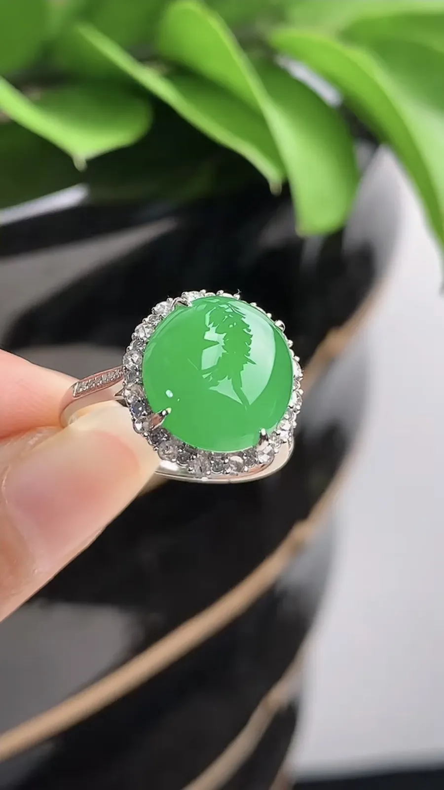 a货翡翠老坑冰种18K金伴钻镶嵌阳绿蛋面戒指 圈口17.3裸石尺寸12×11.2mm 重量3.66g 1201