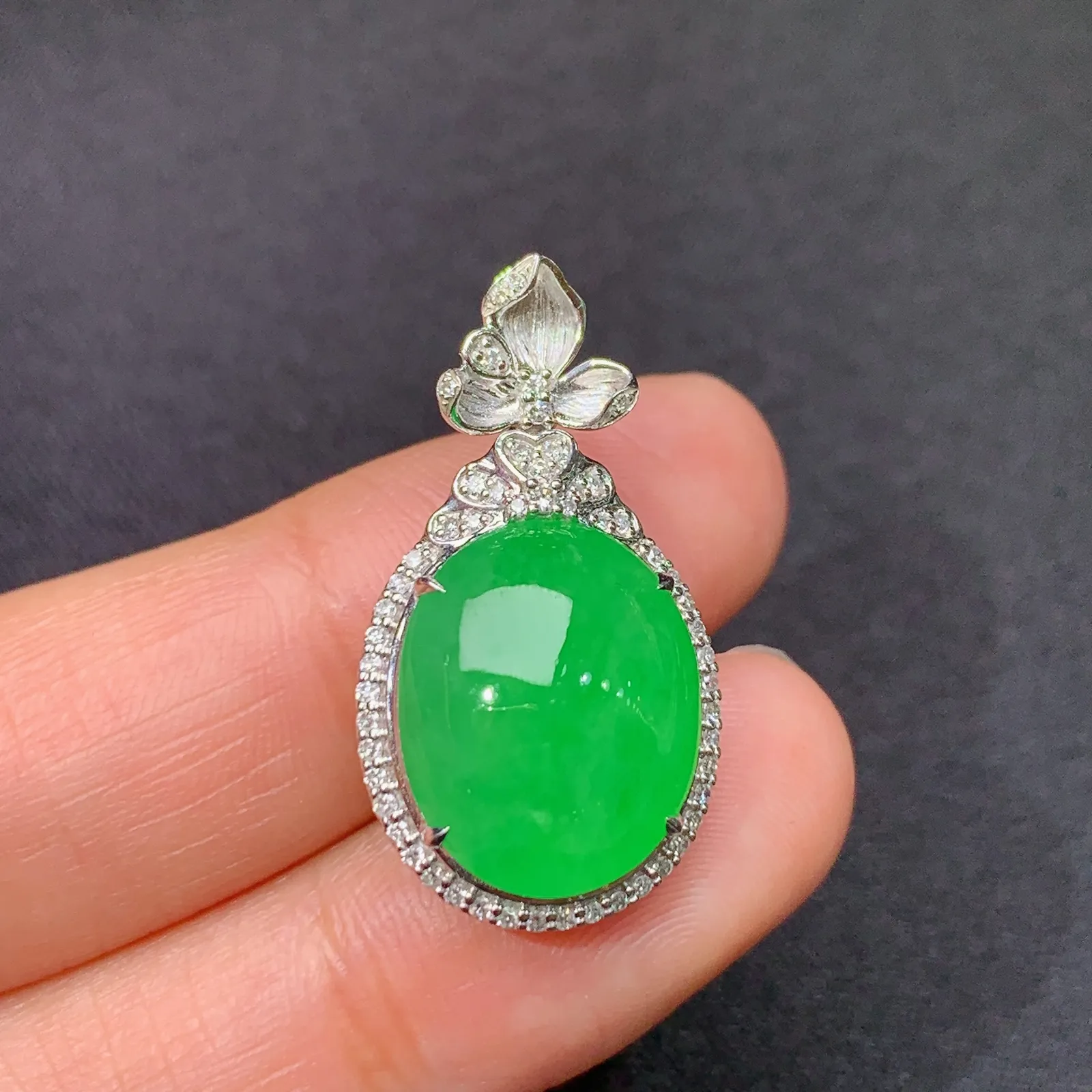 阳绿蛋面吊坠，18k金镶嵌，色泽鲜阳，冰润细腻，种水足，Al 尺寸27*14.7*9.5