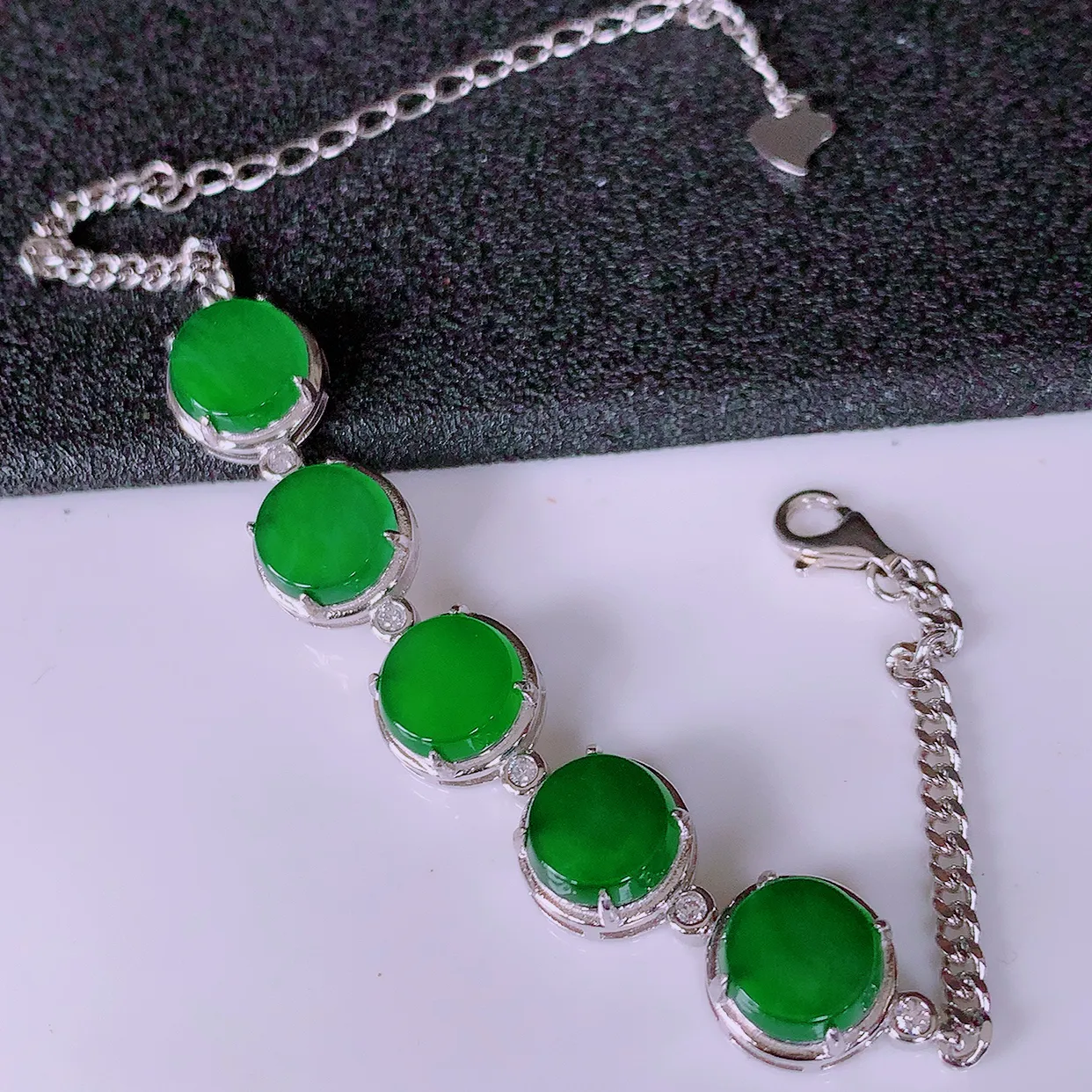 冰透满绿翡翠925银镶嵌手链，自然光实拍，翠色灵动，颜色漂亮，种老水足，品相佳，佩戴佳品！#97.2