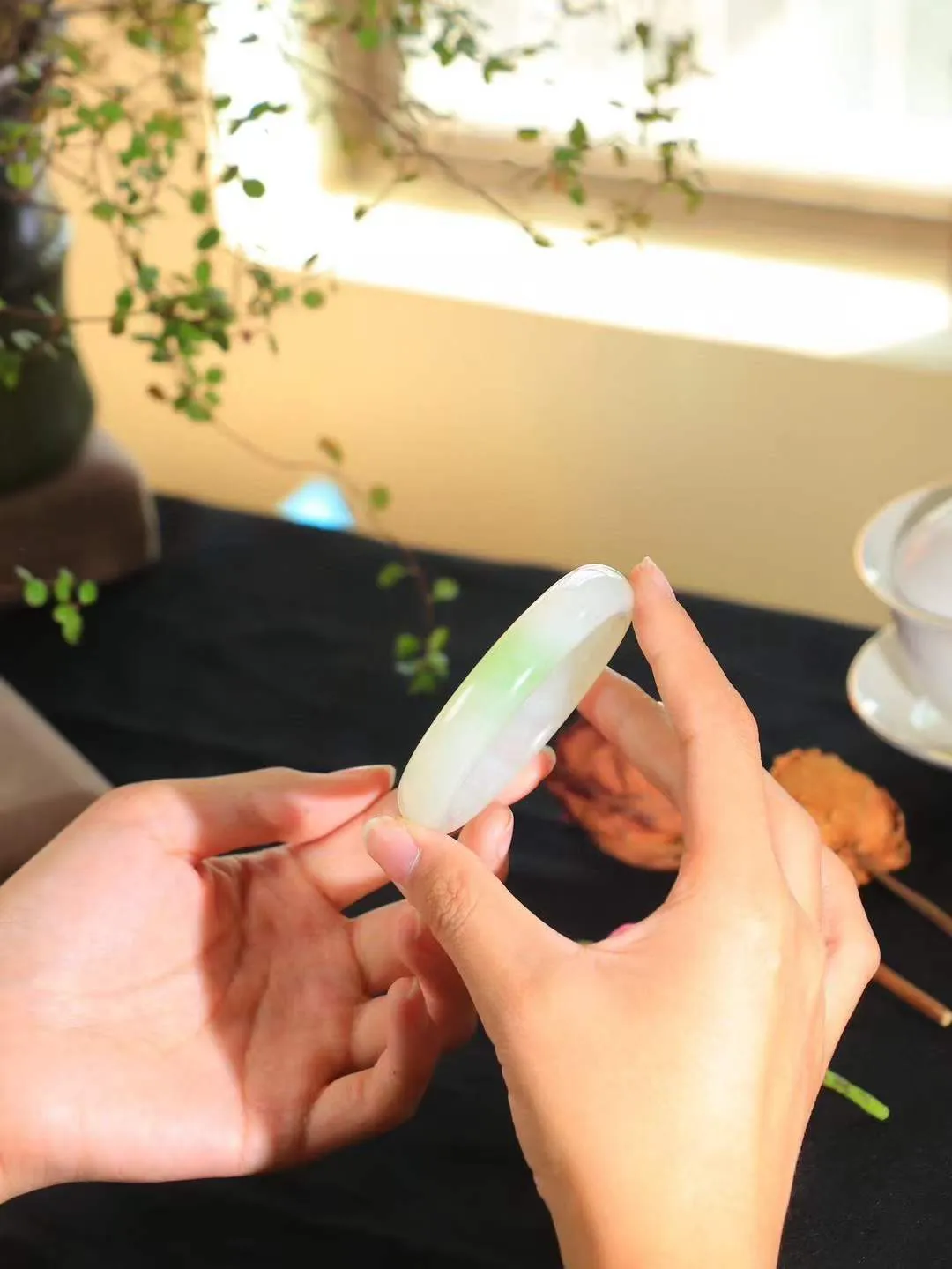 【翠色怡人.手镯】

让开让开[吃瓜]重器来了～️️
好久没见过这么白底色的翠青手镯[吃瓜]
同料所出，翠白分明，翠色青翠鲜艳，白肉干净纯正。收藏传家臻品。重48.9克  尺寸53-12.5-8mm  FDY-451152184