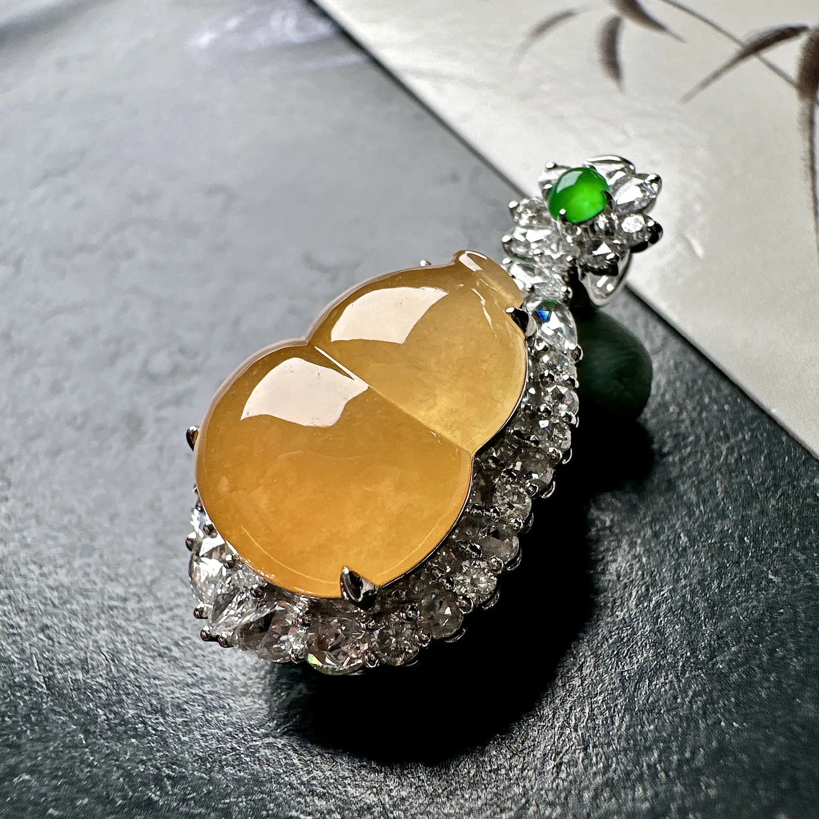 【冰种黄翡葫芦吊坠】质地细腻，冰感十足，晶莹透亮，18K金钻镶嵌，裸石尺寸17.4*14.5*5.5毫米