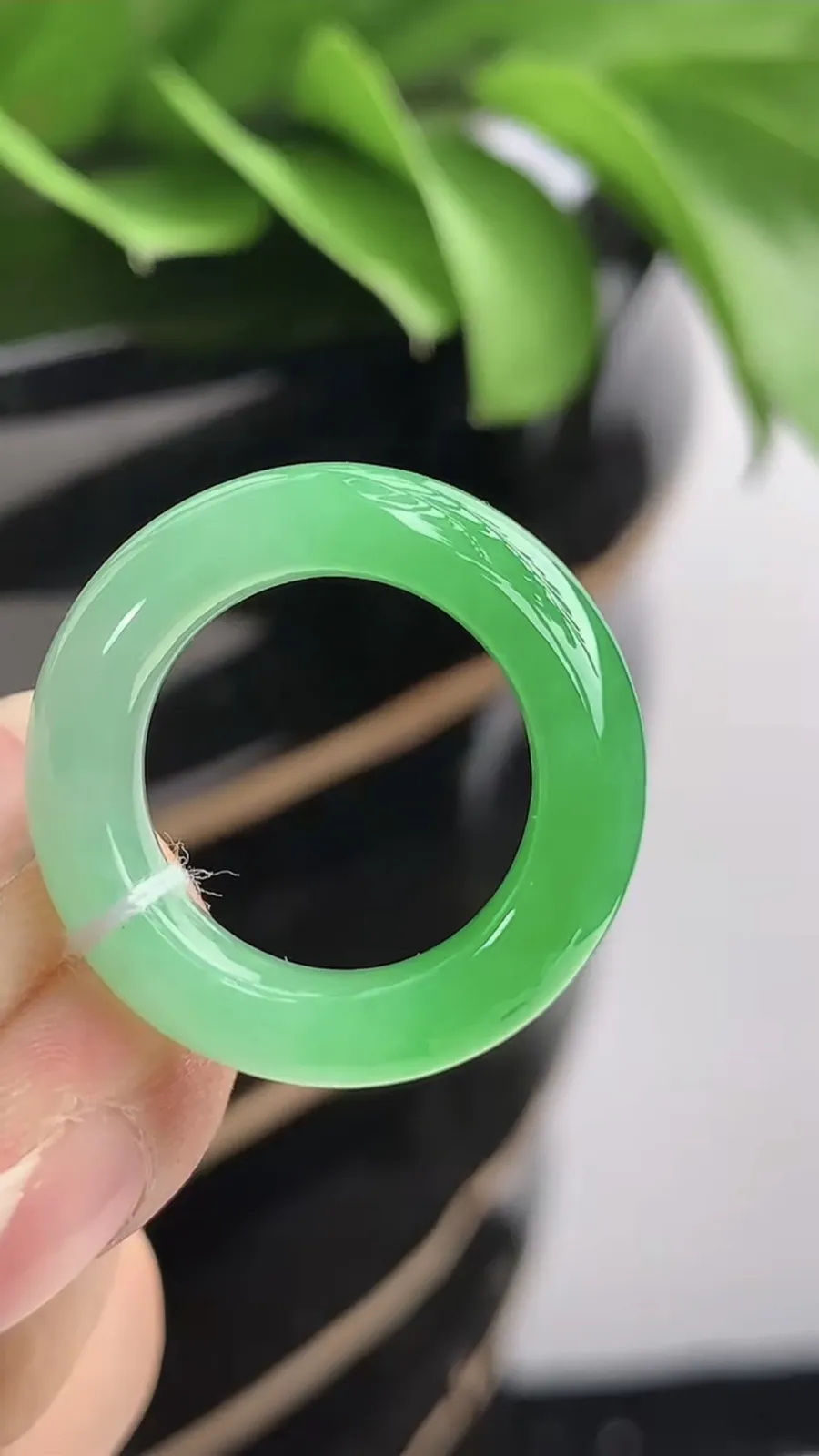 a货翡翠老坑冰种飘绿素面戒指 尺寸16.7×6.6×4.4mm 重量5.60g 1202