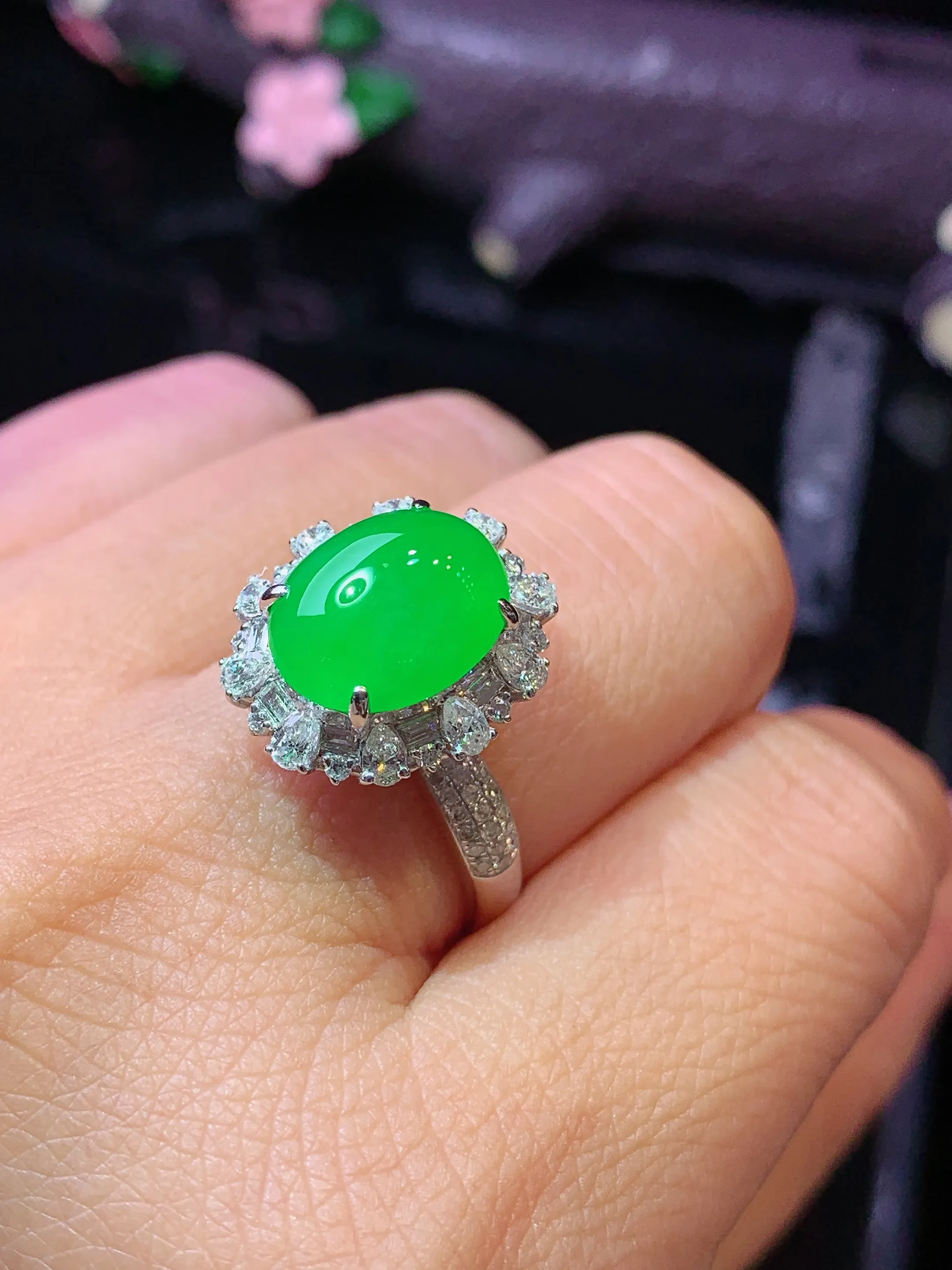 18k金钻镶嵌满绿蛋面戒指 玉质细腻 色泽清新艳丽  圈口15 整体尺寸16*14.2*11.5