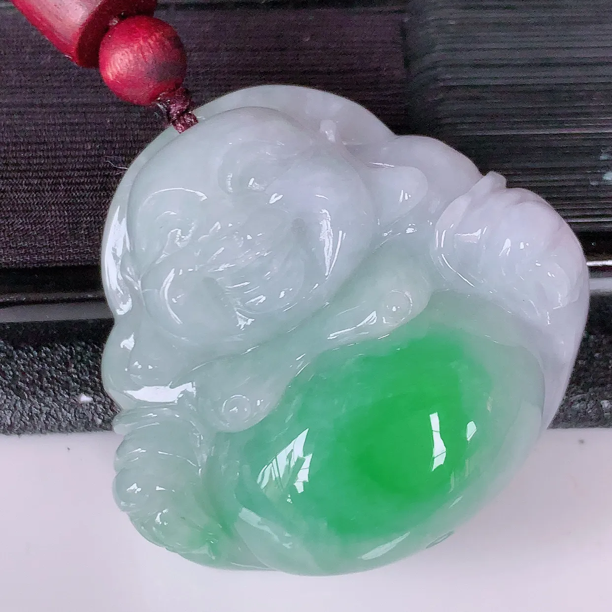 自然光实拍，冰润飘绿佛公吊坠，翡翠开心笑佛，种老水足，颜色漂亮，立体饱满圆润，佩戴效果赞#46.29