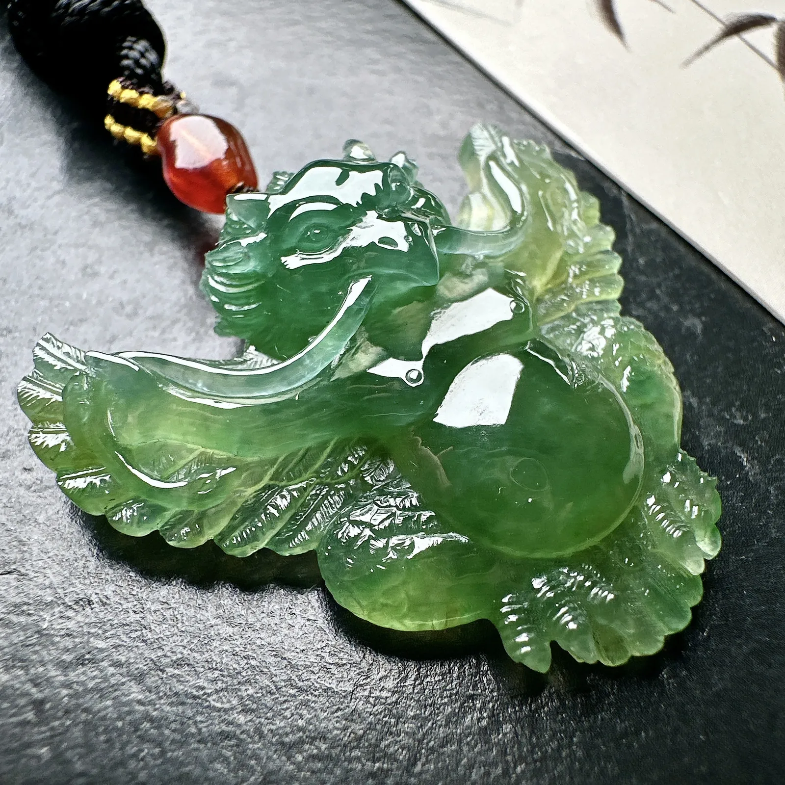 【冰种晴绿迦楼罗吊坠】精品，质地细腻，通透度上佳，冰感十足，适合佩戴。