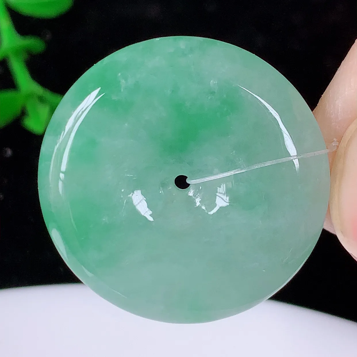 自然光实拍，冰飘绿翡翠平安扣吊坠，品相佳，美感十足，寓意平平安安，平安扣佩戴精美时尚！#49.29