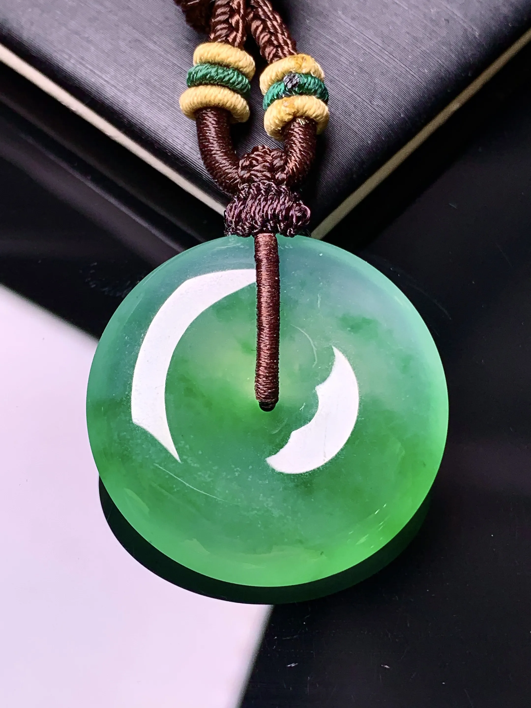 翠绿平安扣吊坠 玉质细腻 色泽清新艳丽  整体尺寸27.6*6.3