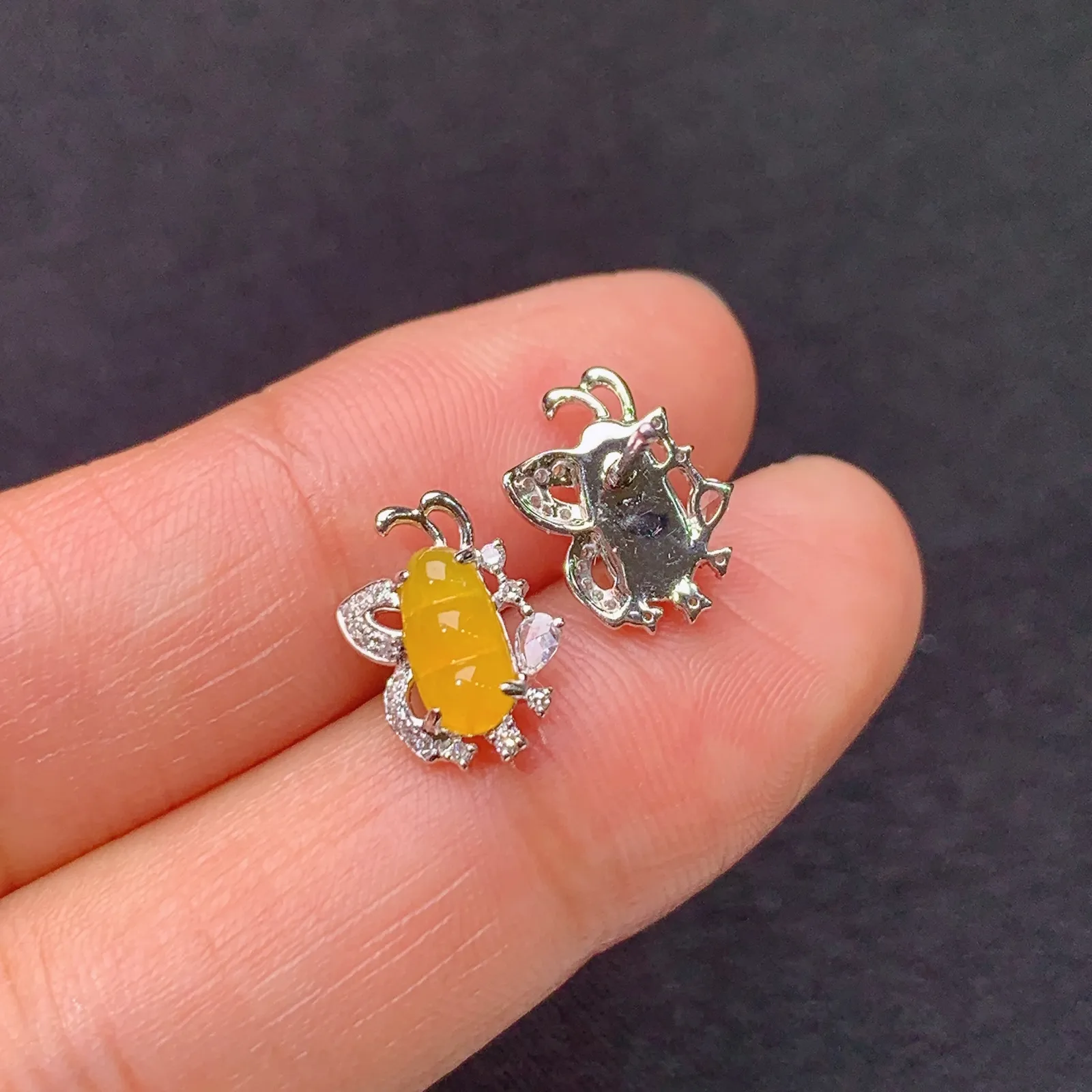 冰黄翡福豆耳钉，18k金镶嵌，精致时尚，冰透水润，颜色鲜亮 尺寸7.6*2.8*2