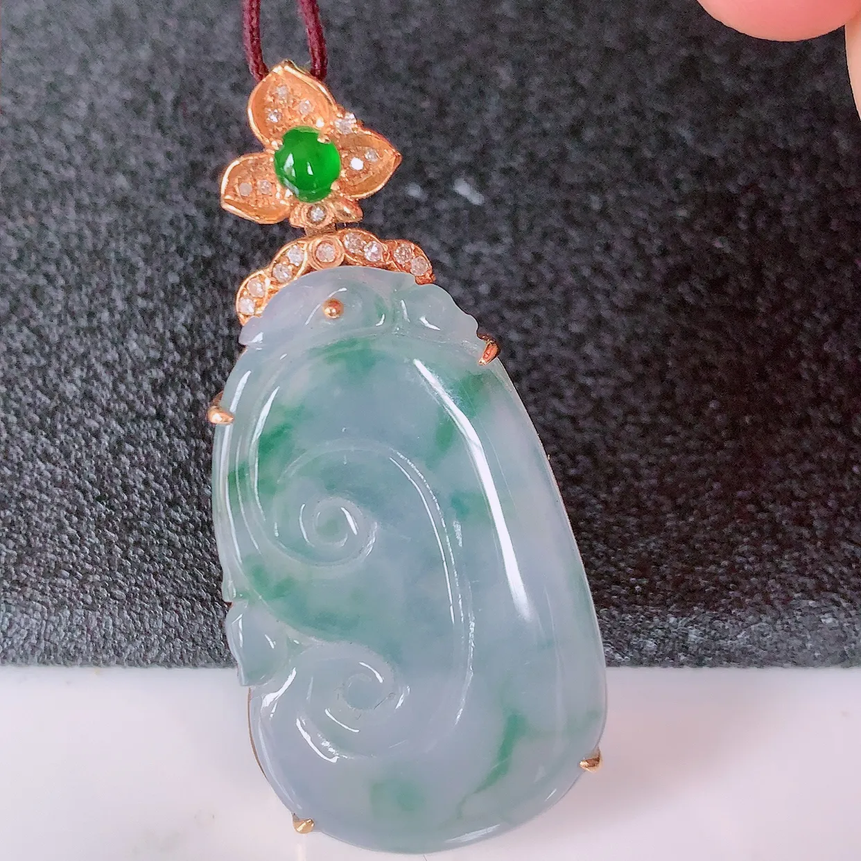 自然光实拍，18k金镶嵌冰种紫罗兰飘花翡翠如意吊坠，寓意顺心如意，事事如意，吉祥如意，细腻饱满，色泽鲜艳，称心如意佩戴优雅时尚！#83.29整体40*18.5*5.2裸石30*18