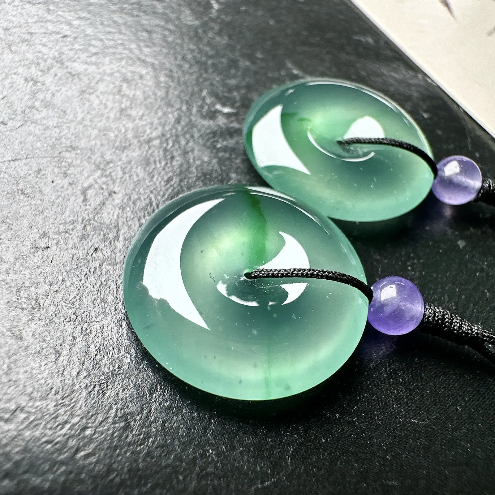 【冰种飘绿平安扣一对】一道金丝阳绿色泽，质地细腻，难得的冰润度，难得的好颜色，韵味十足，古色古香