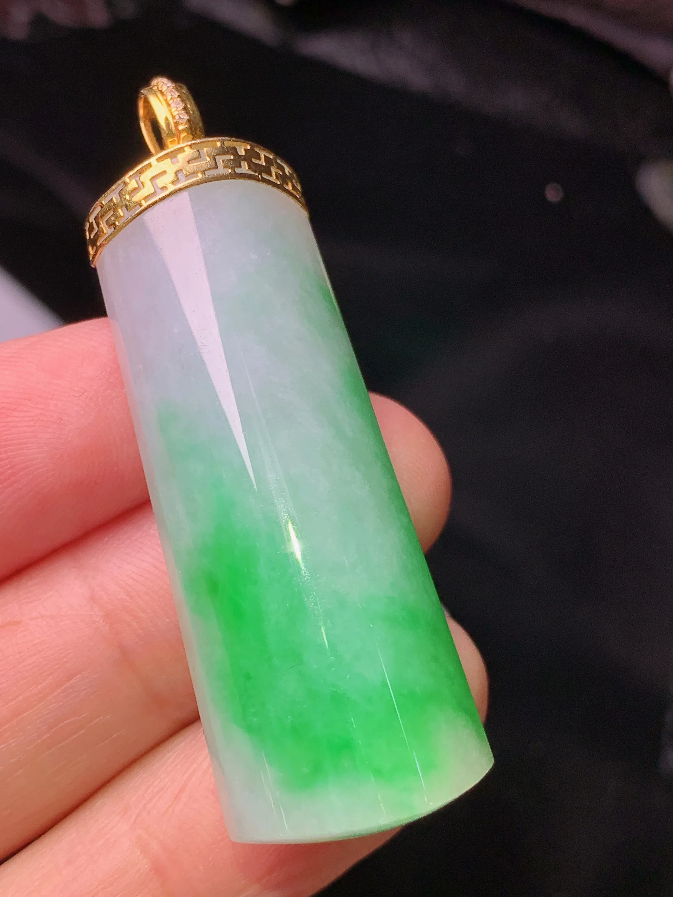 18k金镶嵌飘绿玉柱吊坠 玉质细腻 色泽清新  整体尺寸48*16.3*9.8