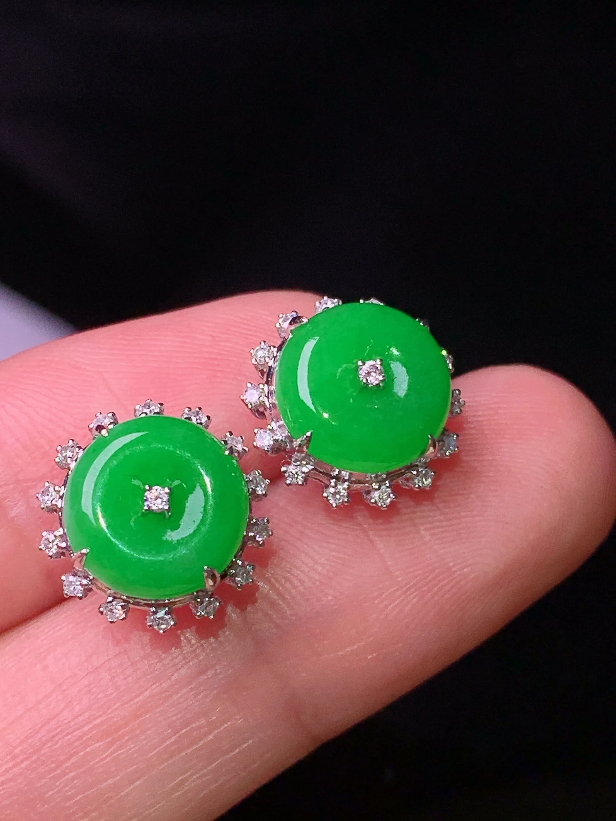 18k金钻镶嵌满绿平安扣耳钉 吊坠 玉质细腻 色泽清新艳丽 整体尺寸12*6