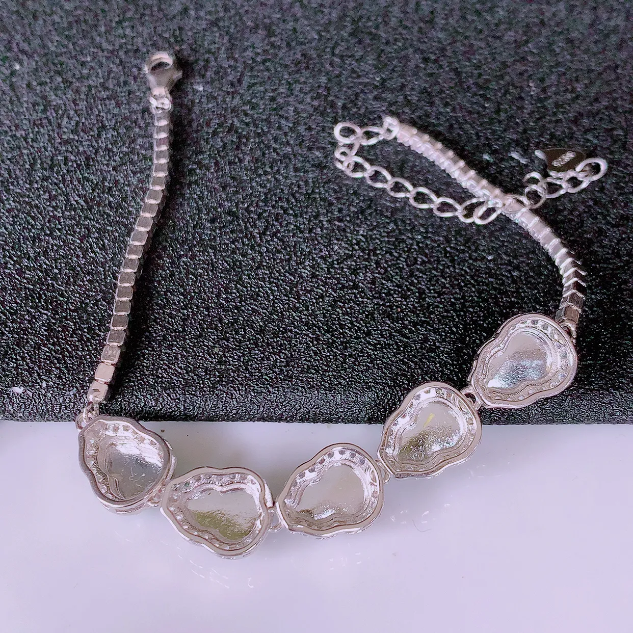 冰透满绿翡翠925银镶嵌葫芦手链，自然光实拍，翠色灵动，颜色漂亮，种老水足，品相佳，佩戴佳品！#97.29葫芦取一整体10.5-8.5-5.5裸石8*5.8