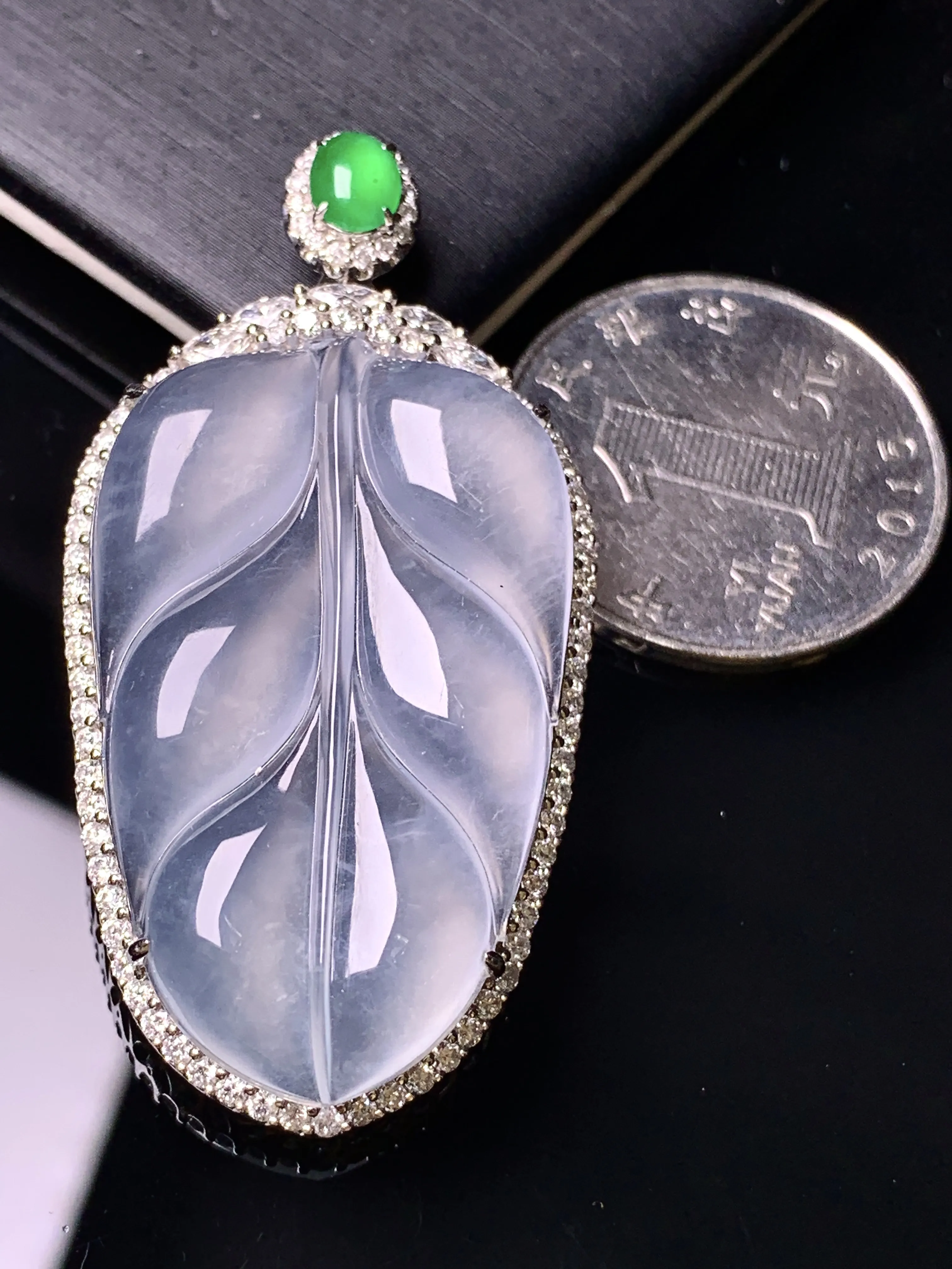 18k金钻镶嵌冰种树叶吊坠 玉质细腻 色泽清新艳丽  整体尺寸50*25.7*8.8