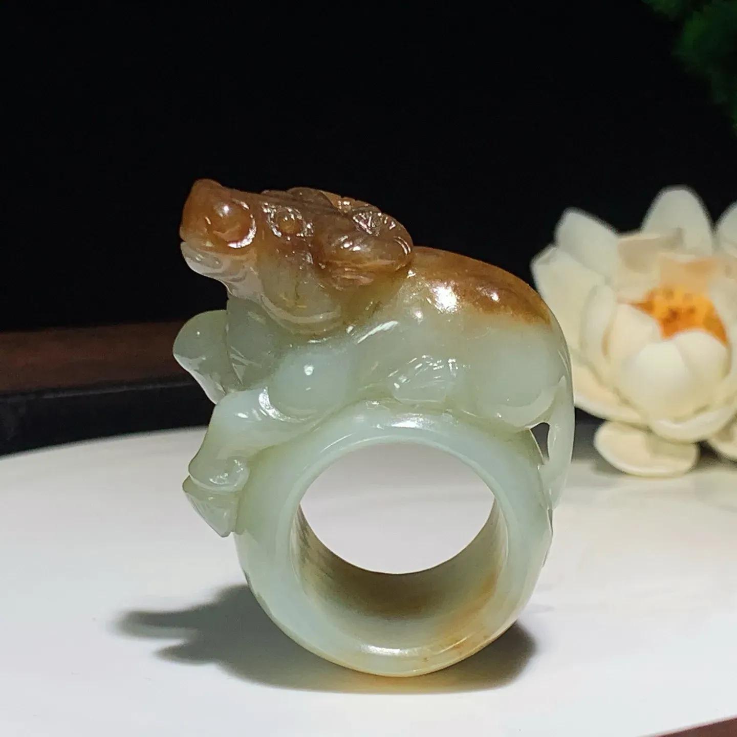 新疆和田玉且末糖扭转乾坤扳指 尺寸59/42/22内径23重50.5克。玉质细腻油润。手推出油。佩戴