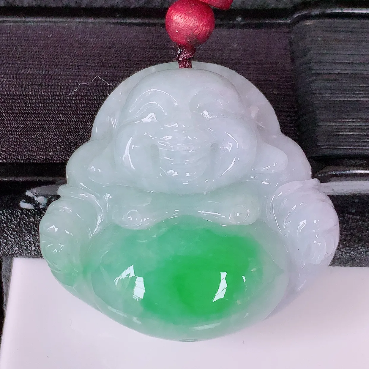 自然光实拍，冰润飘绿佛公吊坠，翡翠开心笑佛，种老水足，颜色漂亮，立体饱满圆润，佩戴效果赞#46.29