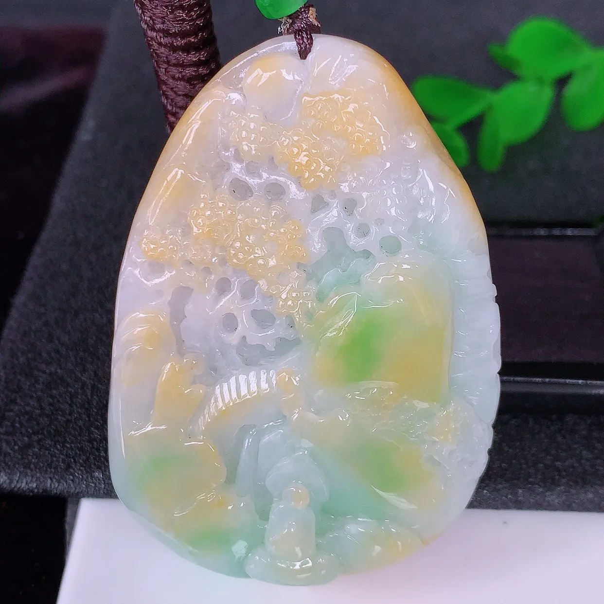 自然光实拍，特色黄加绿翡翠山水牌、悟道吊坠，三彩翡翠山水，立体生动形象，山水素材布局合理，意境感佳，