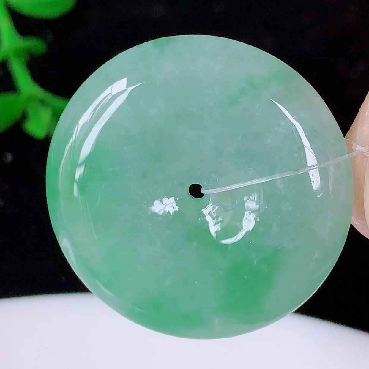 自然光实拍，冰飘绿翡翠平安扣吊坠，品相佳，美感十足，寓意平平安安，平安扣佩戴精美时尚！#49.29