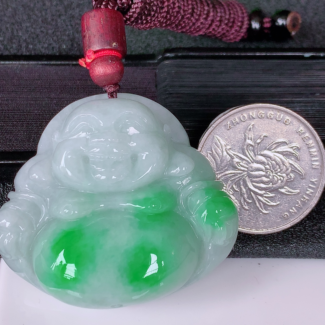 自然光实拍，大件厚装飘绿翡翠佛公吊坠，翡翠开心笑佛，种老水足，颜色漂亮，立体饱满圆润，佩戴效果赞#46.29