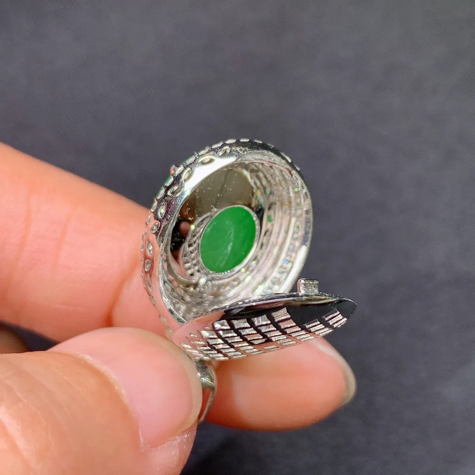 阳绿蛋面吊坠，18k金镶嵌，色泽鲜阳，冰润细腻，种水足，Al 尺寸27*14.7*9.5