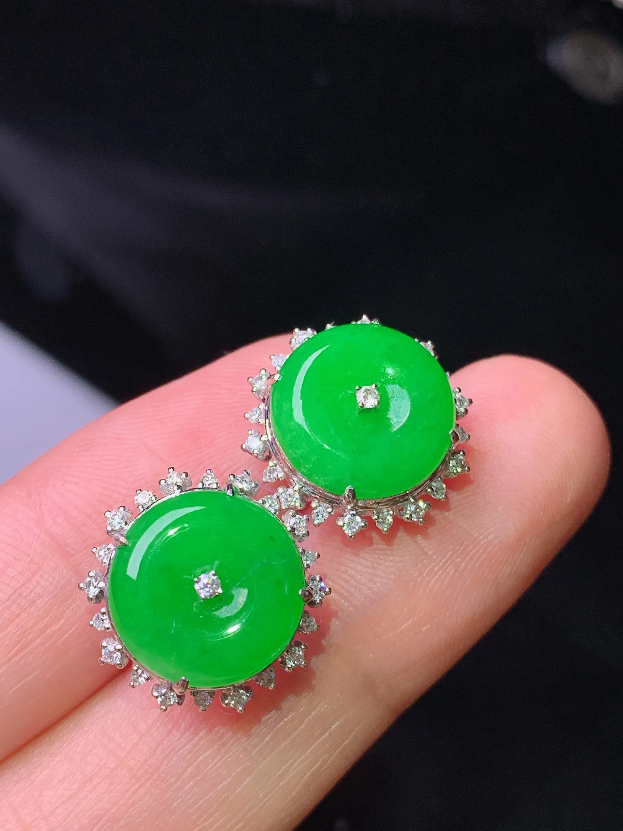 18k金钻镶嵌翠绿平安扣耳钉 玉质细腻 色泽清新艳丽 整体尺寸14.6*6.8