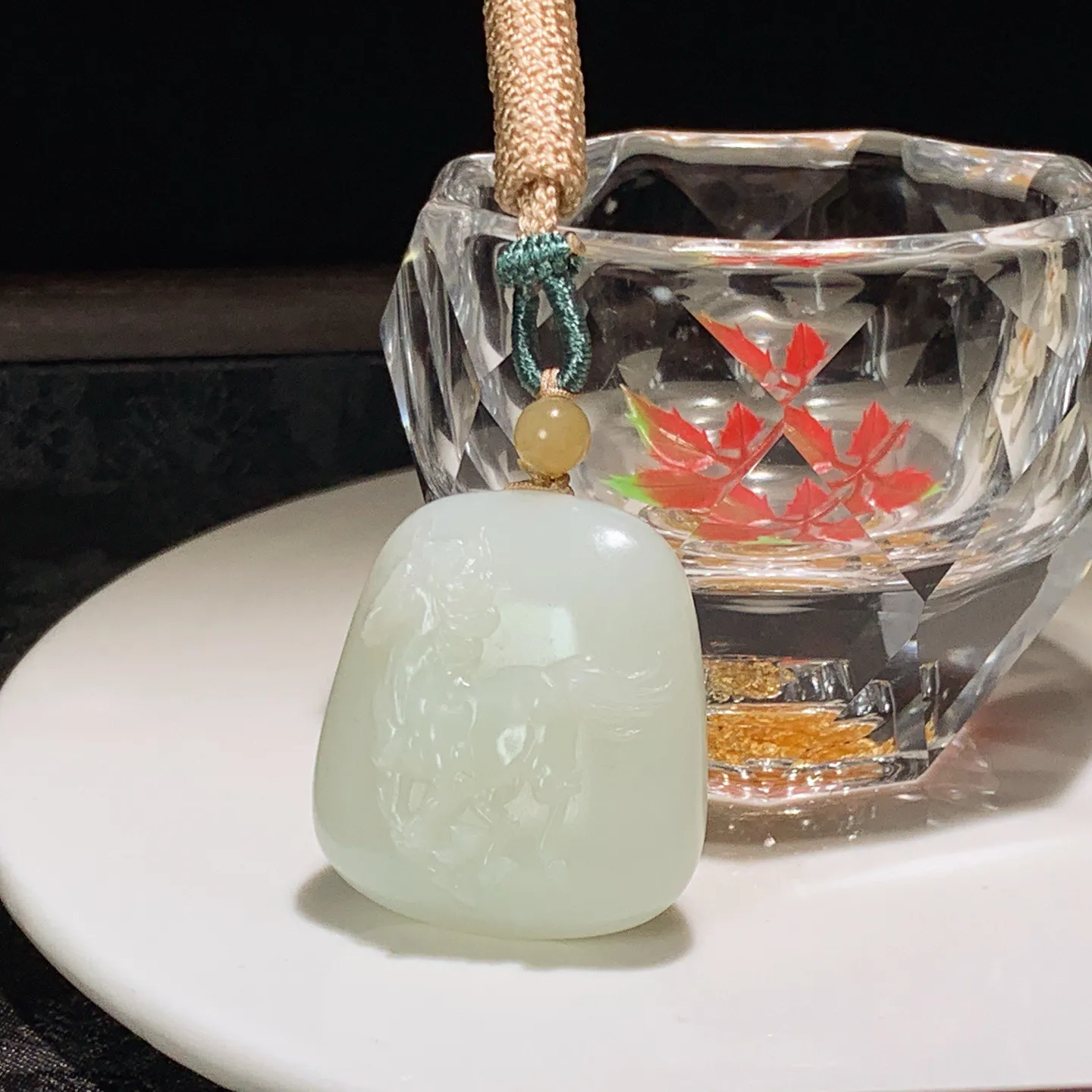 和田玉白玉糖料扭转乾坤牛挂件。尺寸33/31/12重23.6克。玉质细腻油润。手推出油。佩戴高端典雅。lt251201