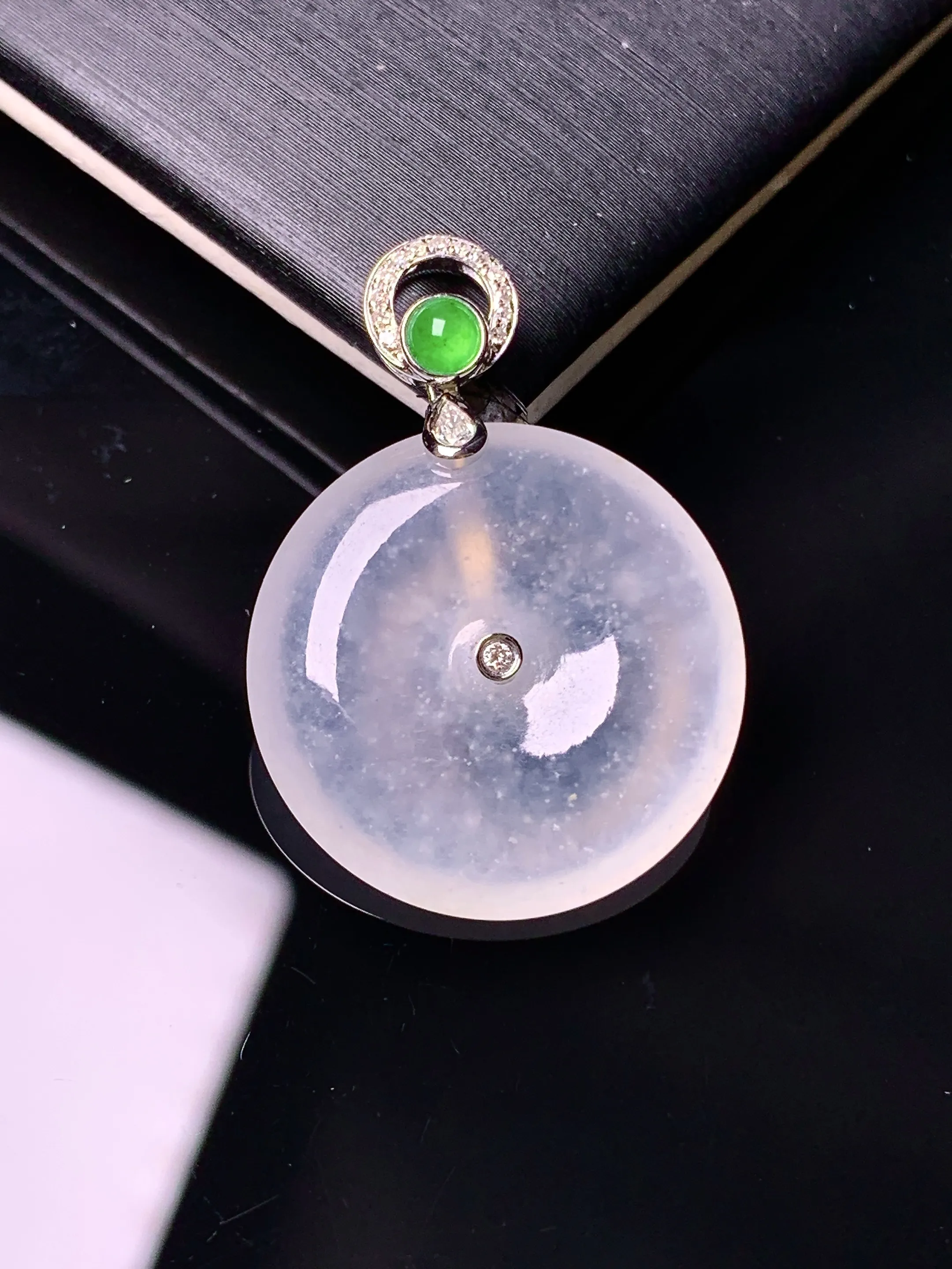 18k金钻镶嵌冰种平安扣吊坠 玉质细腻 色泽清新艳丽  整体尺寸29.8*21.6*4.8