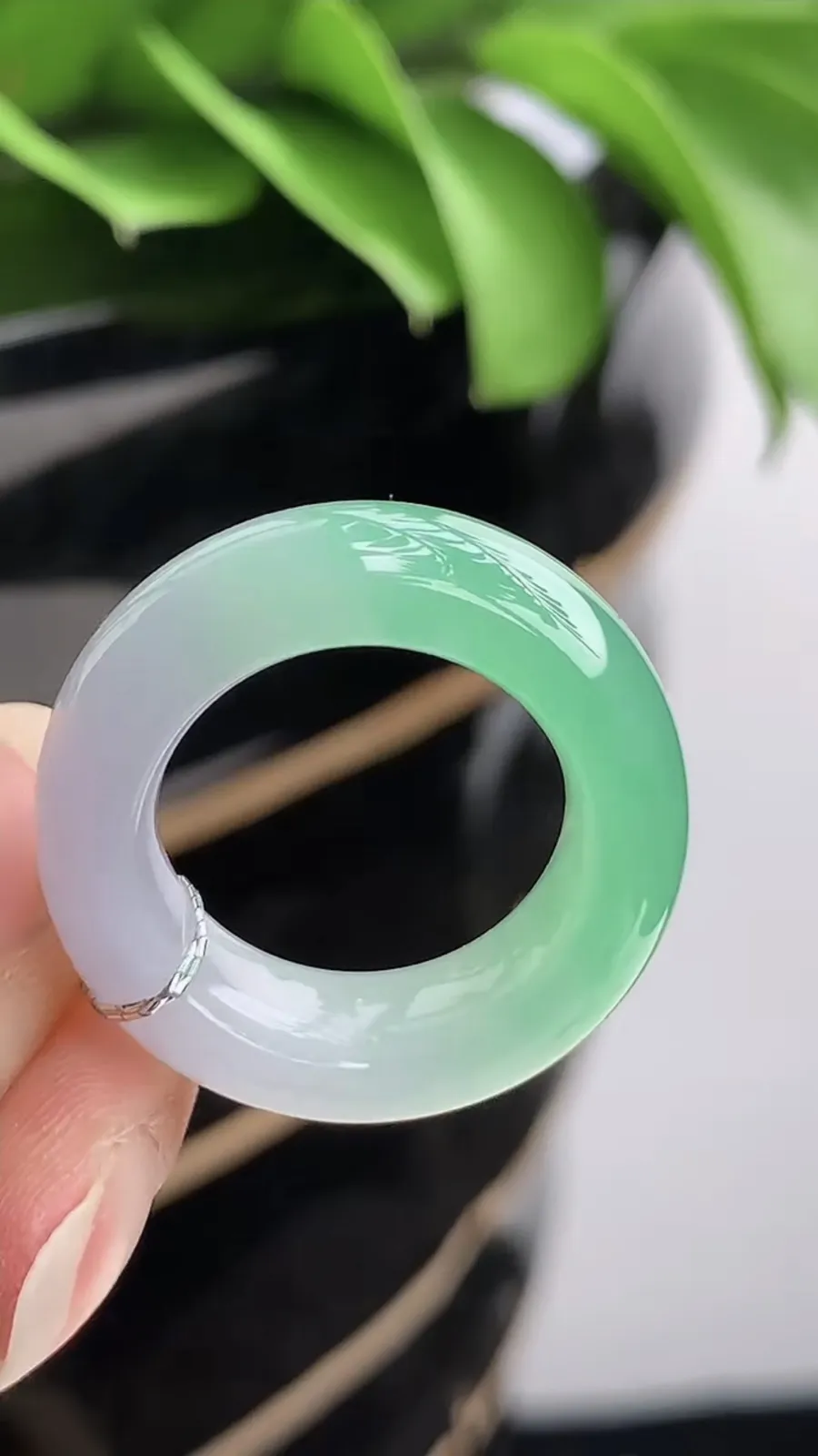 a货翡翠老坑冰种飘绿素面戒指 尺寸17.5×8.2×5mm 重量8.42g 1202