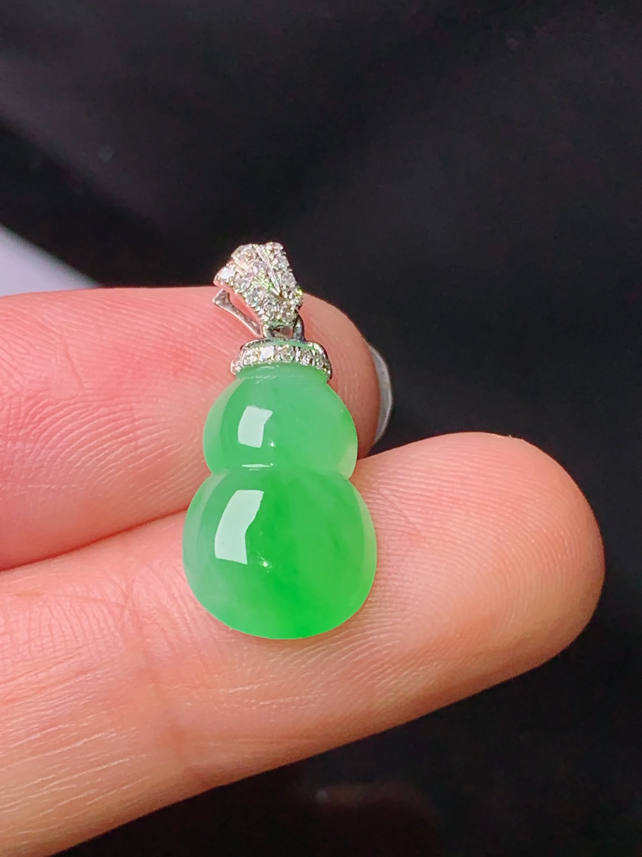 18k金钻镶嵌翠绿葫芦吊坠 玉质细腻 色泽清新艳丽  整体尺寸21.3*9.7*4