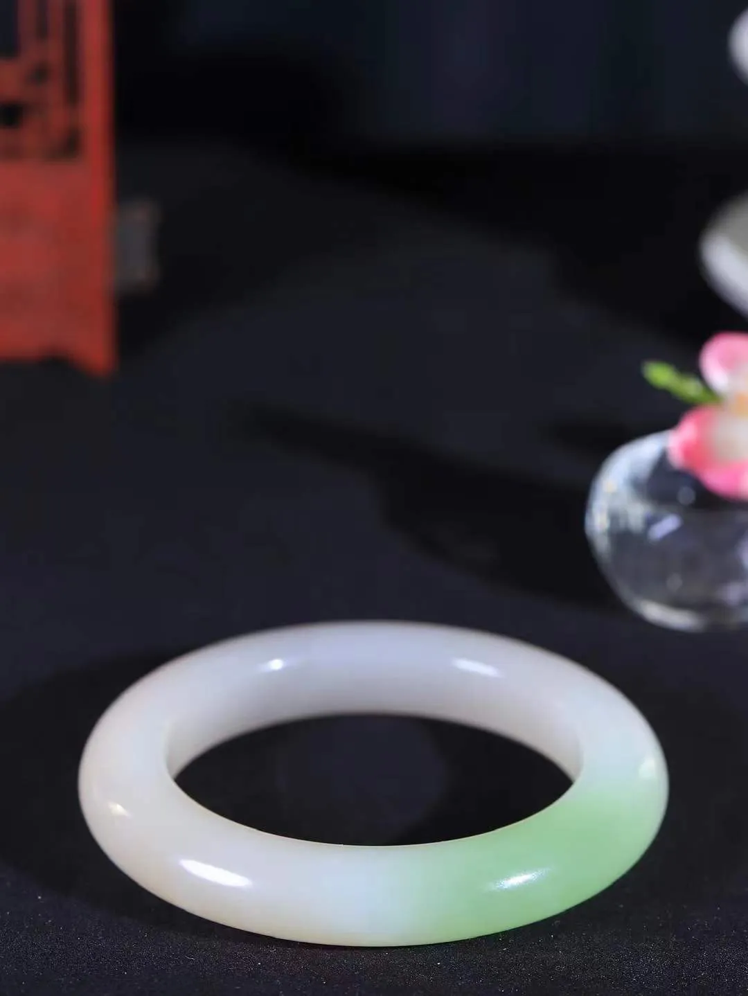 【婉约佳人.手镯】

典藏传家级臻品️和田玉三色手镯 玉质温润细腻 油性十足 手感舒适，高华雅逸，