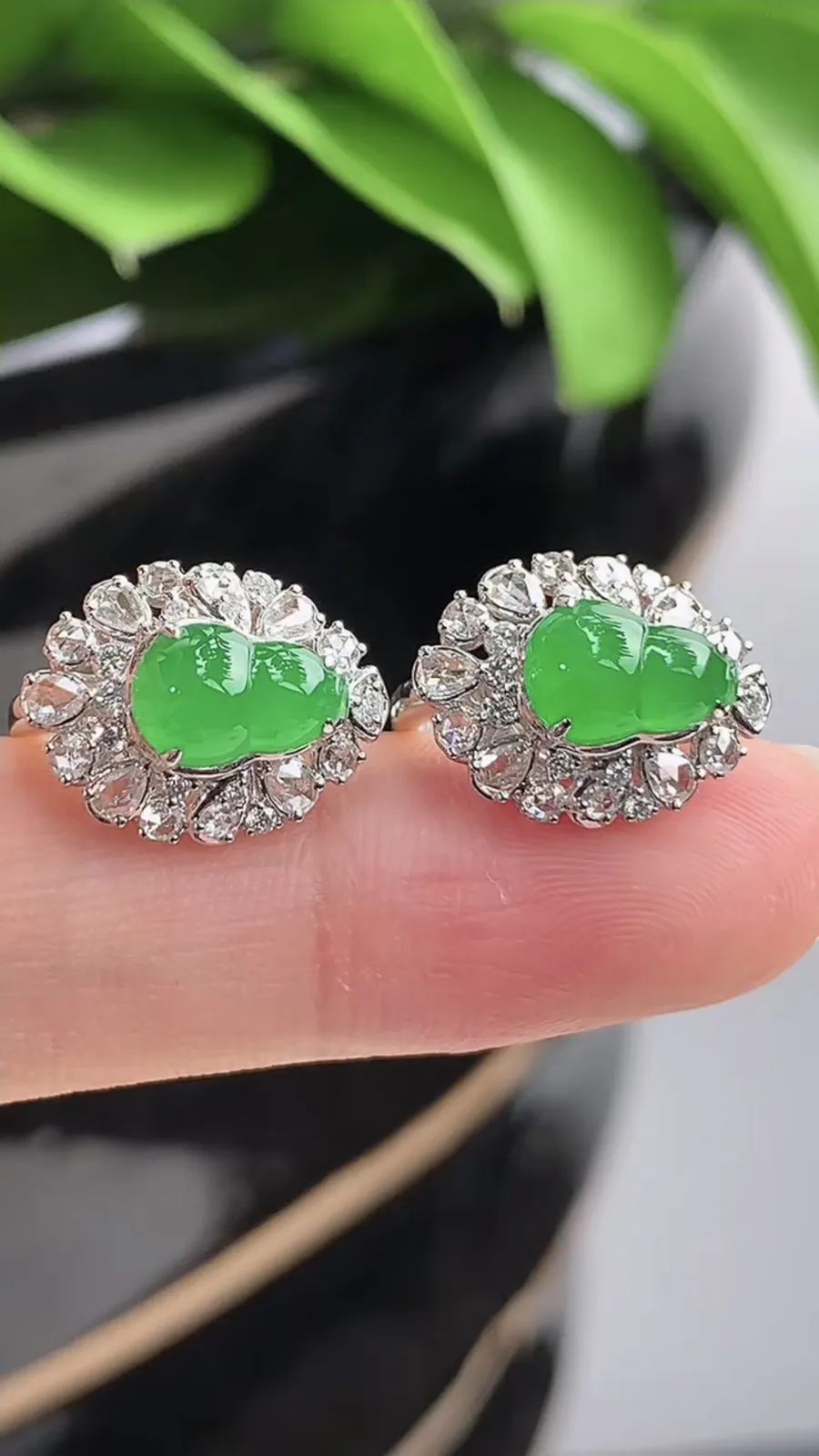 a货翡翠老坑冰种18K金伴钻镶嵌阳绿葫芦耳坠 尺寸7.5×5.5mm 重量4.05g 1201