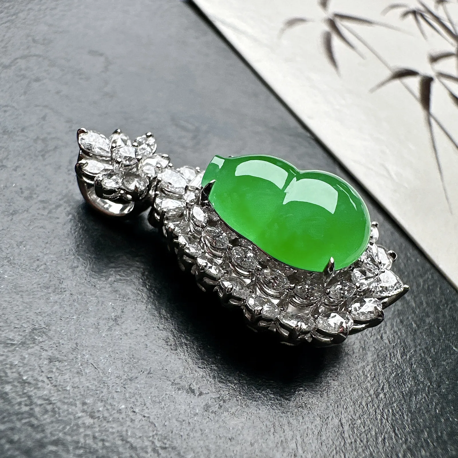 【冰种满绿葫芦吊坠】种水色俱全，冰透闪亮，通透感饱满度很好，18k金钻豪华镶嵌，裸石尺寸14.5*10.9*5.3毫米